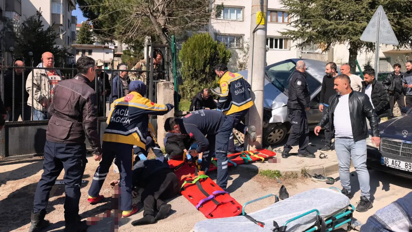 El freni çekilmeyen otomobil faciaya sebep oldu: 1 ölü, 2 ağır yaralı