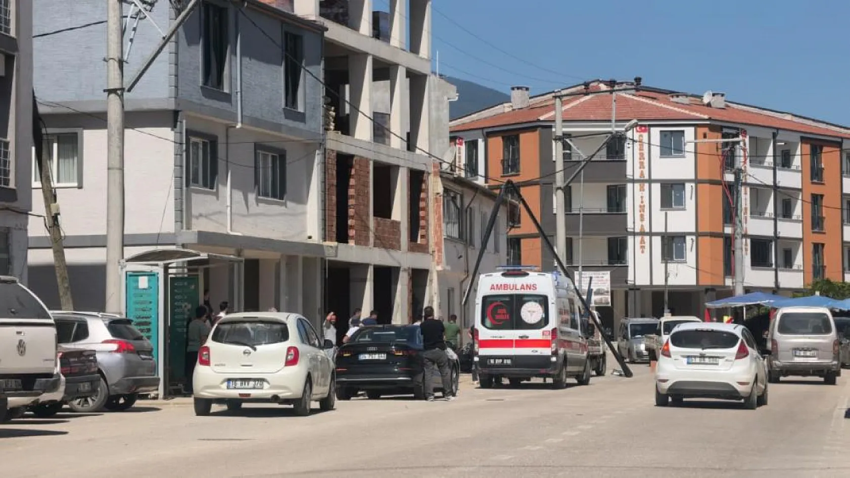 Elektrik akımına kapılıp inşaattan düşerek öldü