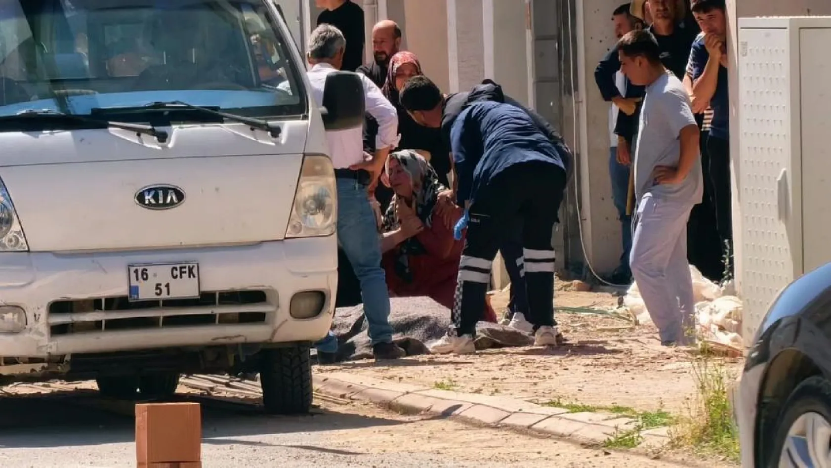 Elektrik akımına kapılıp inşaattan düşerek öldü