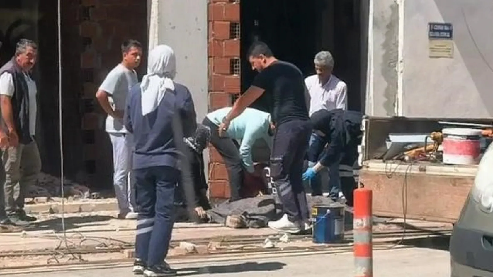 Elektrik akımına kapılıp inşaattan düşerek öldü