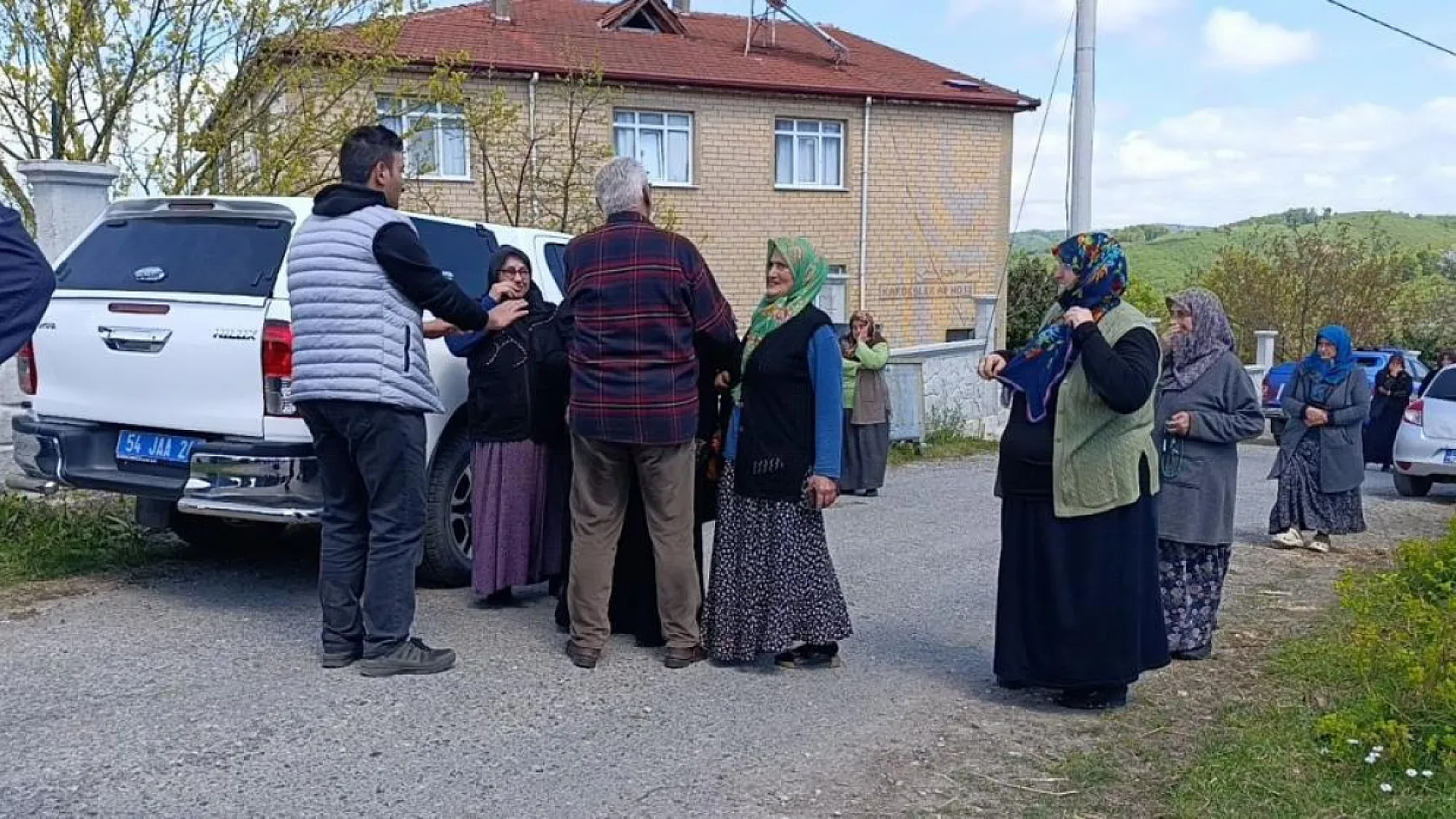 Emekli polis devrilen traktörün altında can verdi