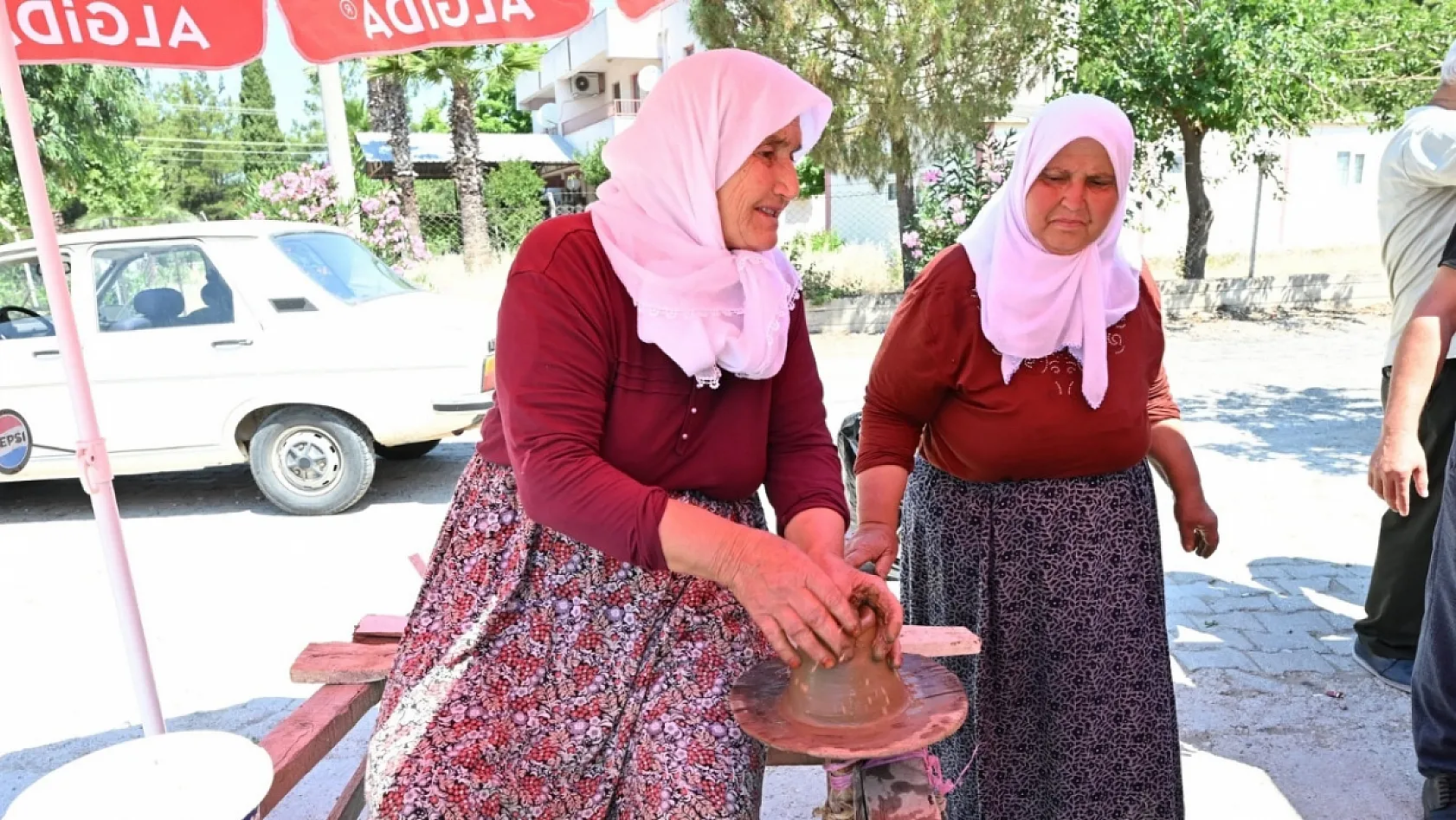Esenköy'de El Sanatları Sergisi Yoğun İlgi Gördü