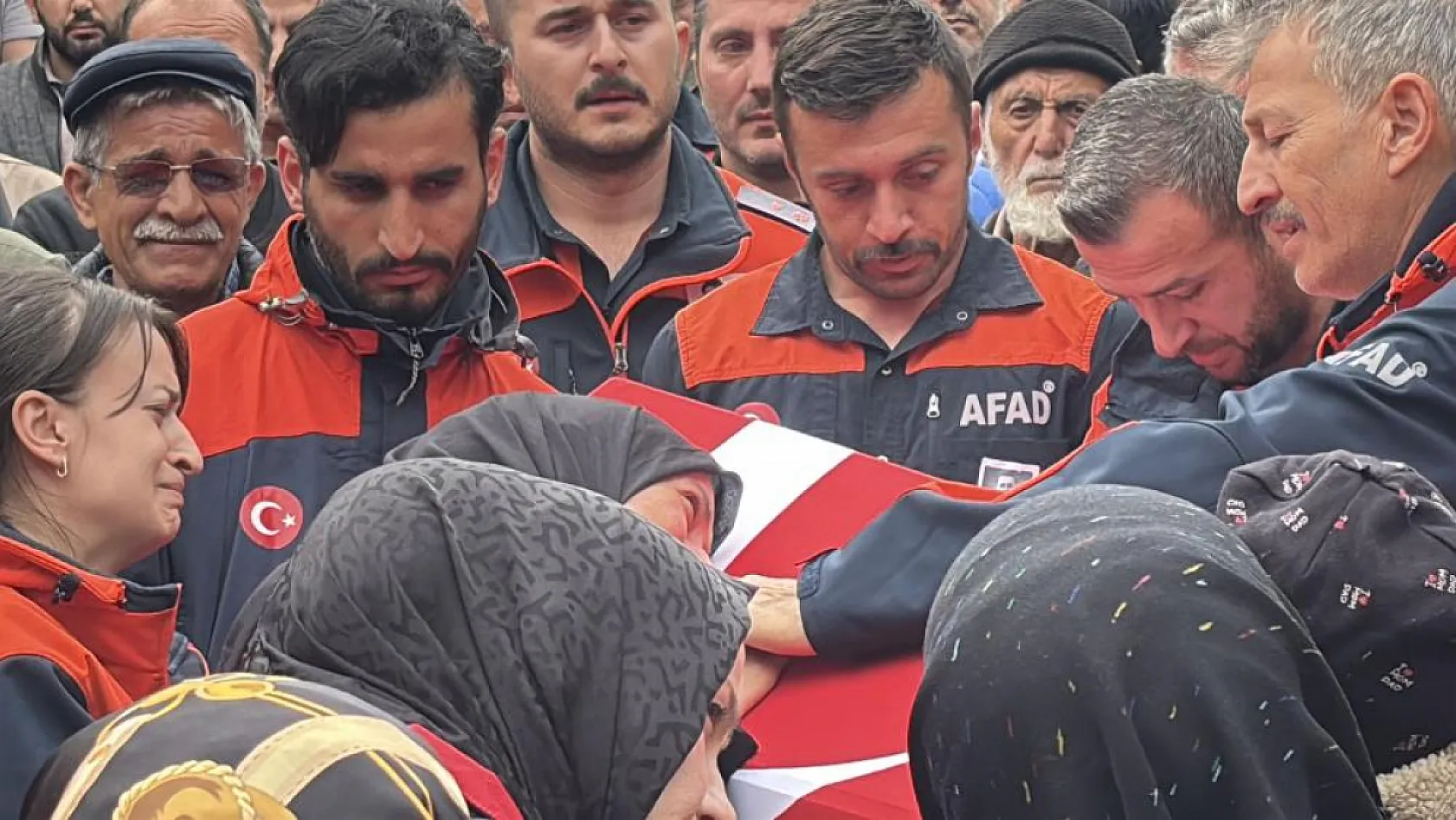 Eşi tabutuna son kez sarıldı, babası namazını kıldırdı: AFAD personeline hüzünlü veda