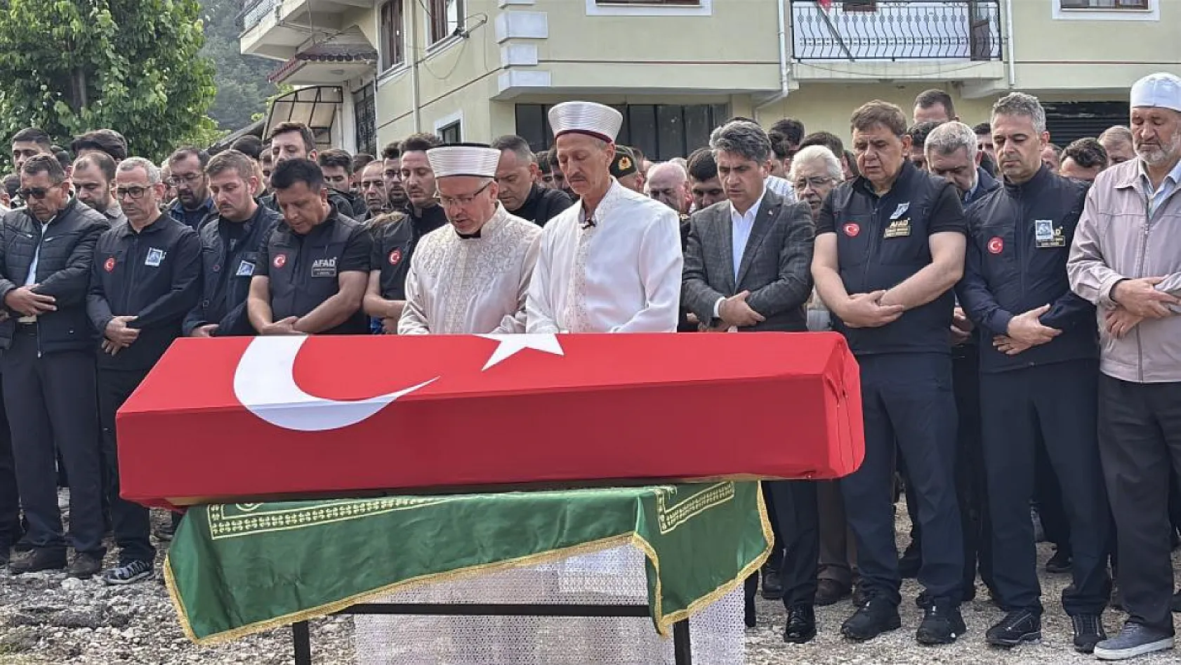 Eşi tabutuna son kez sarıldı, babası namazını kıldırdı: AFAD personeline hüzünlü veda