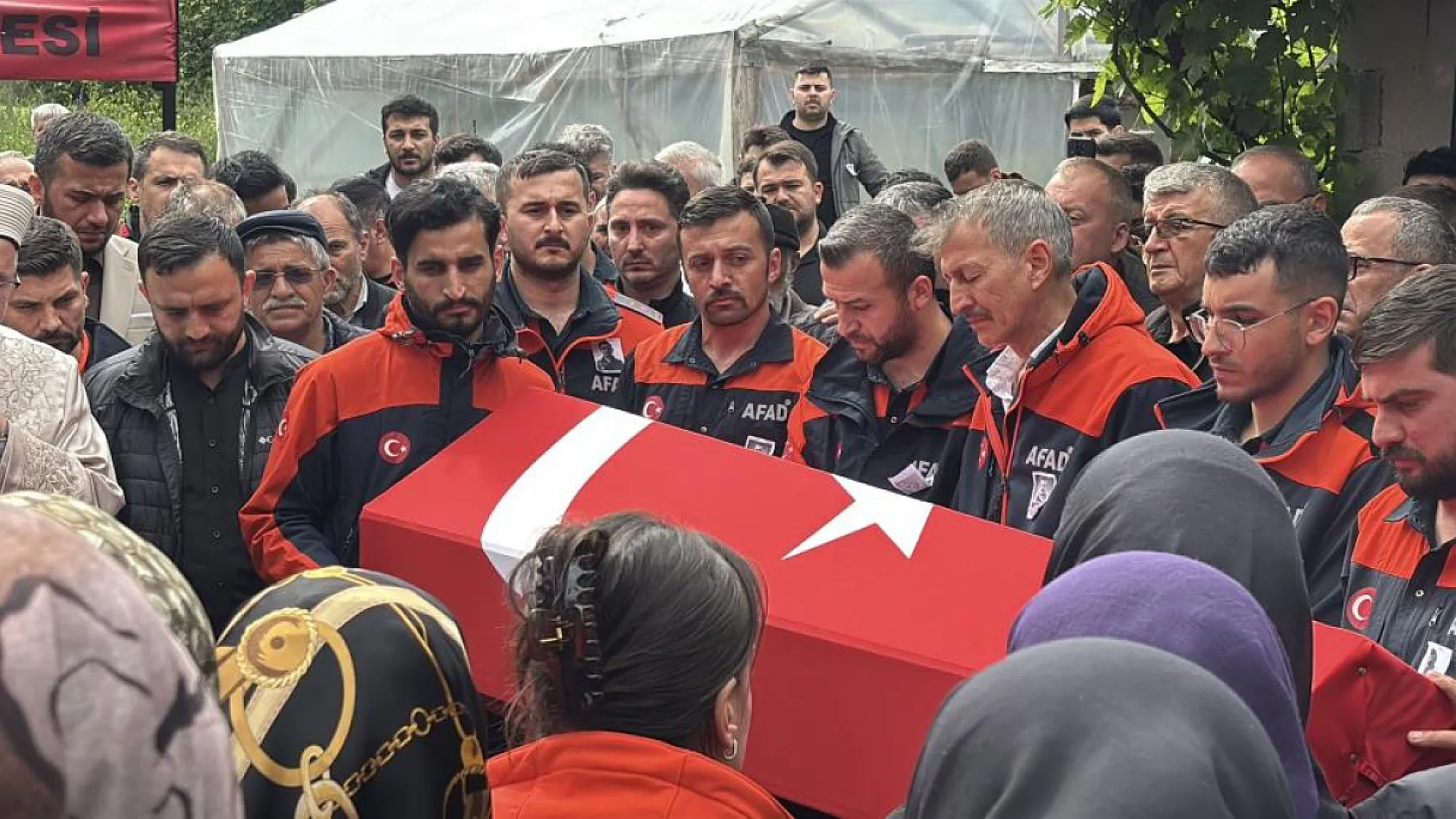 Eşi tabutuna son kez sarıldı, babası namazını kıldırdı: AFAD personeline hüzünlü veda