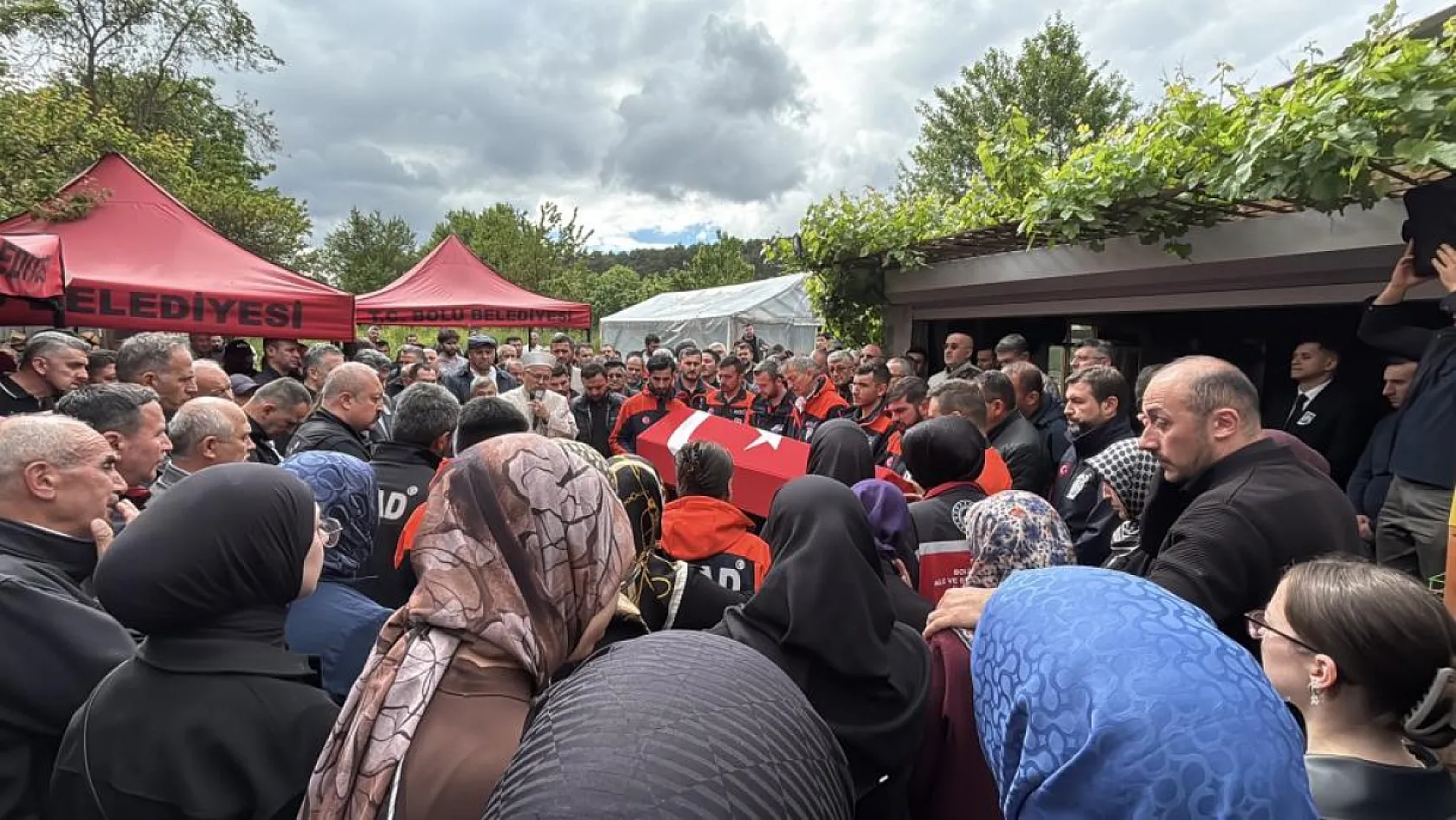 Eşi tabutuna son kez sarıldı, babası namazını kıldırdı: AFAD personeline hüzünlü veda