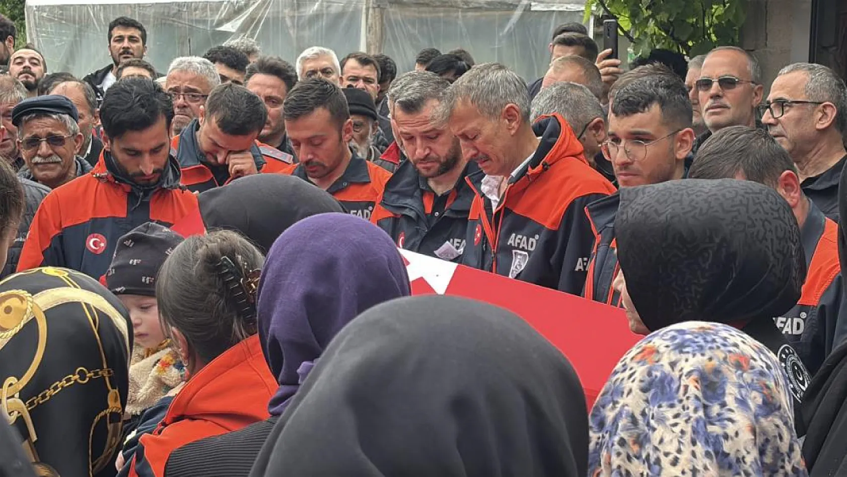 Eşi tabutuna son kez sarıldı, babası namazını kıldırdı: AFAD personeline hüzünlü veda
