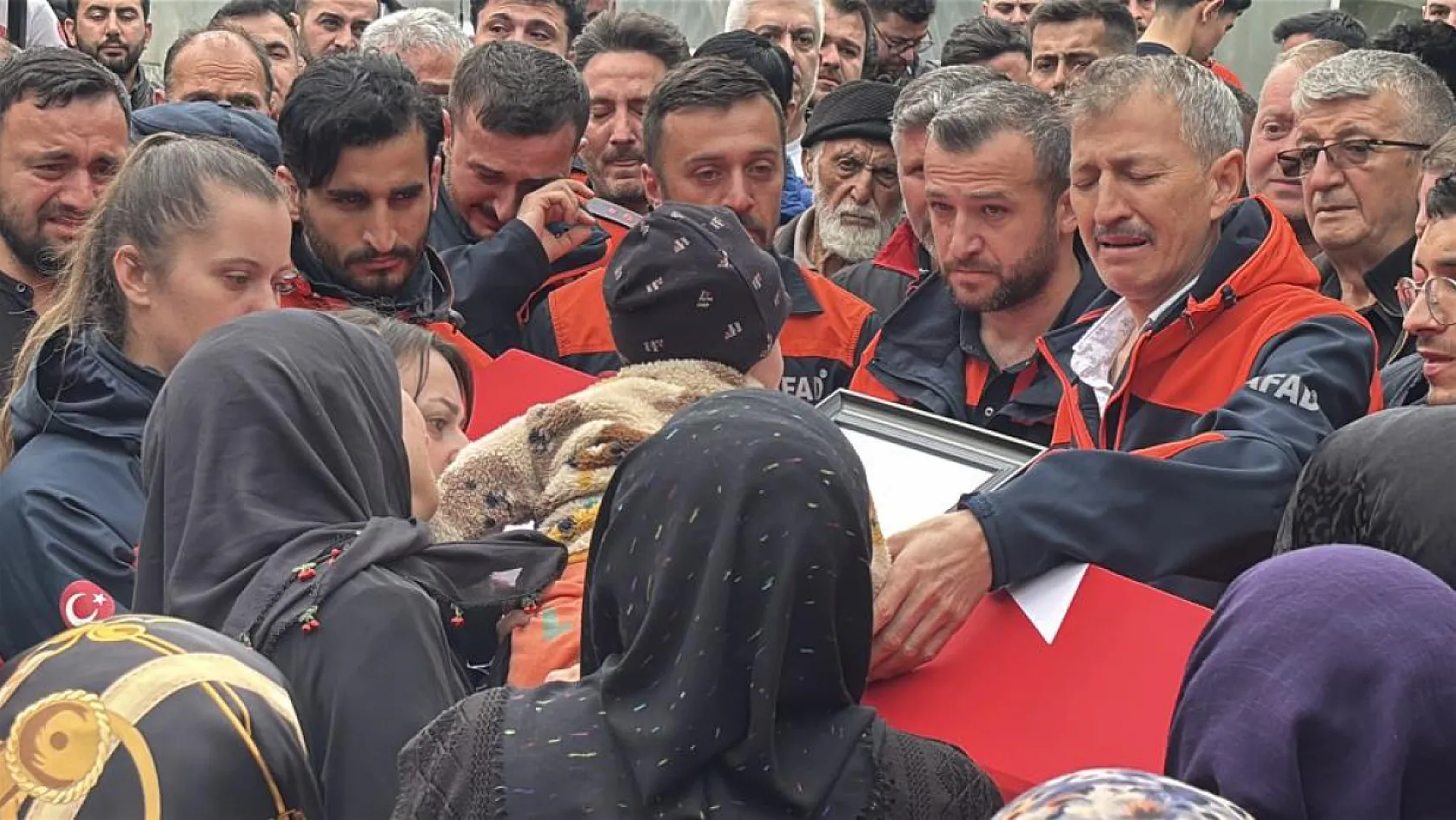 Eşi tabutuna son kez sarıldı, babası namazını kıldırdı: AFAD personeline hüzünlü veda