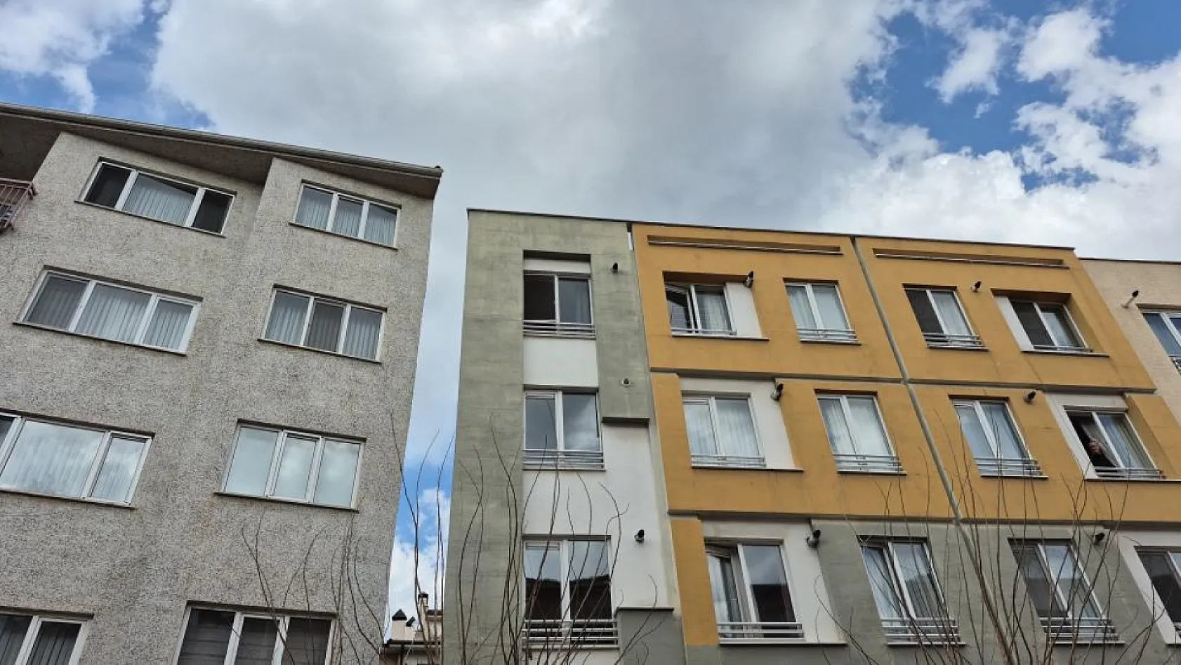 Eskişehir'de 4'üncü kattan düşen öğrenci ağır yaralandı