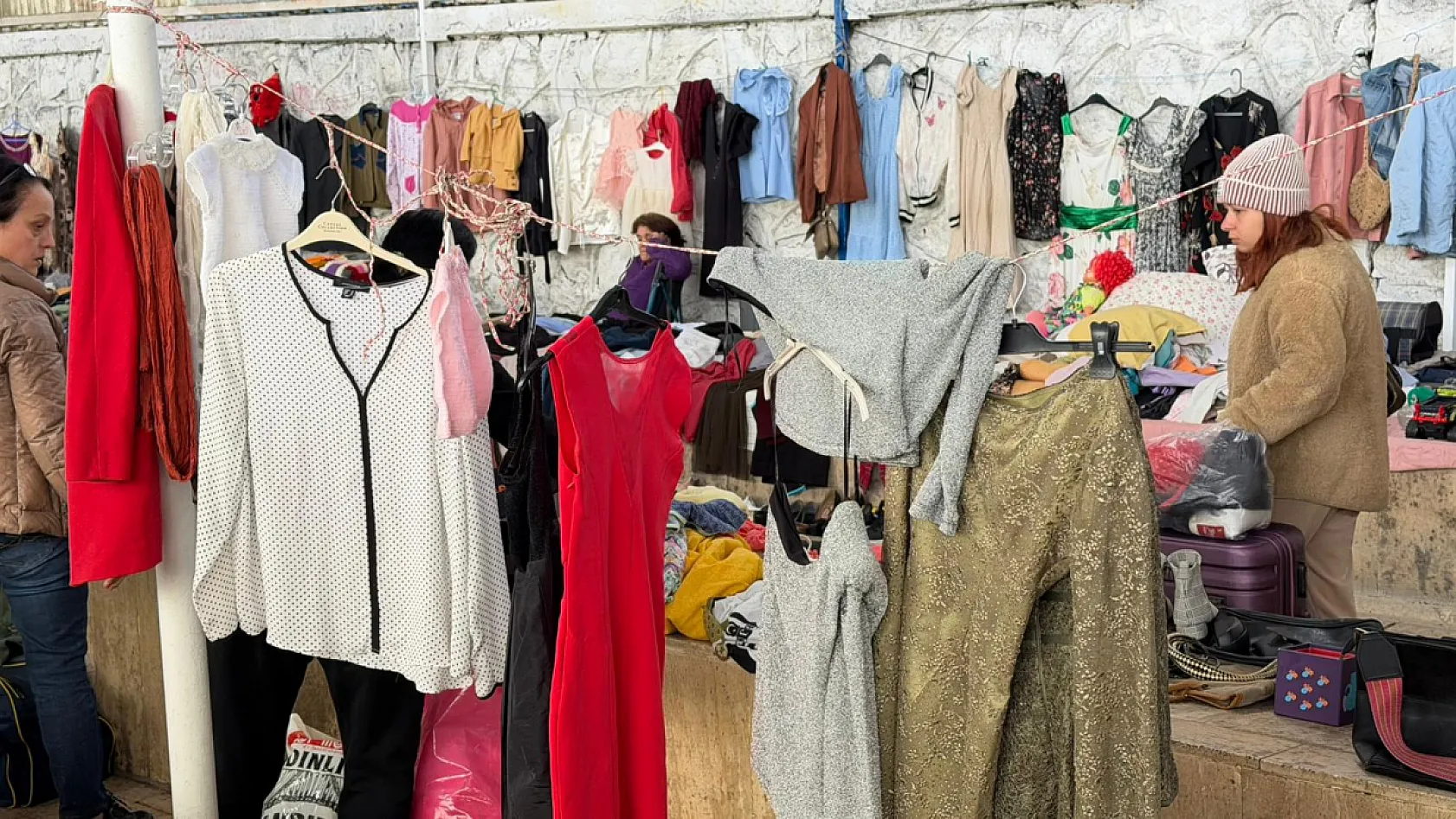 Evlerden çıkıp pazara, pazardan yeni sahiplerine: Fethiye ikinci el pazarı