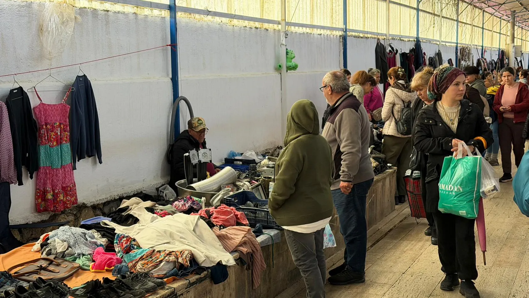 Evlerden çıkıp pazara, pazardan yeni sahiplerine: Fethiye ikinci el pazarı