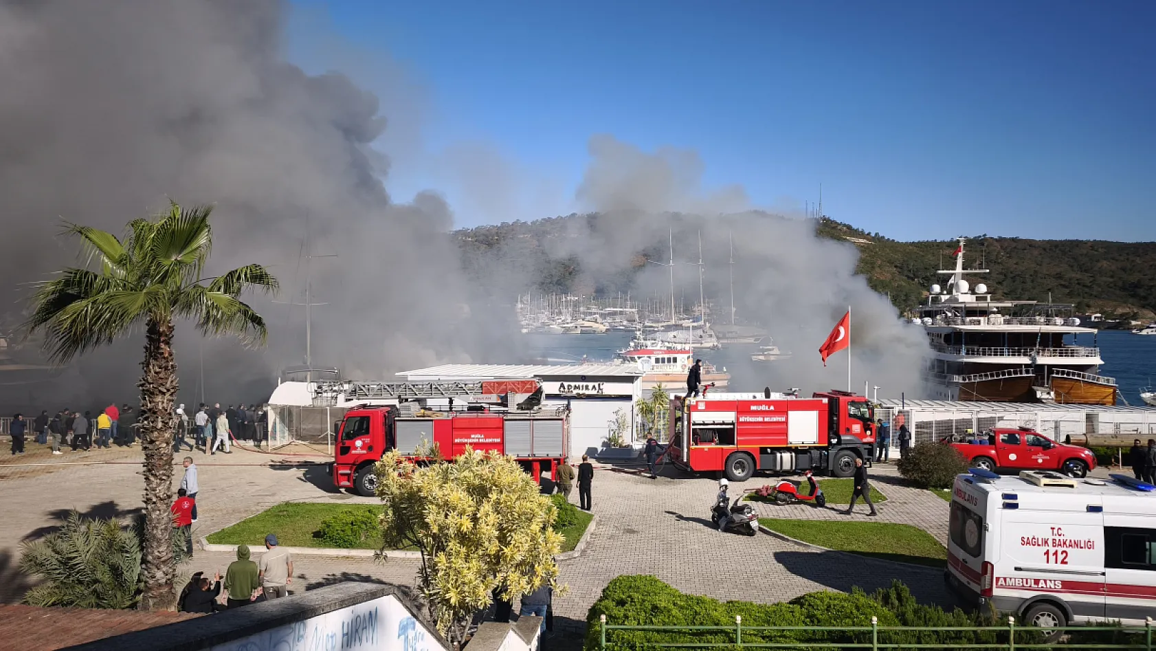 Fethiye Karagözler'de korkutan yangın: Üç tekne bir motor yat kullanılamaz hale geldi
