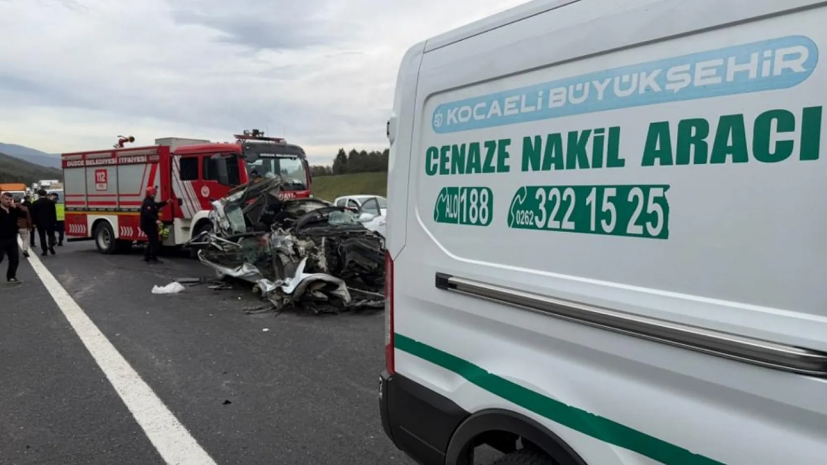 TEM'de otomobil tıra çarptı: 1 ölü, 1 yaralı