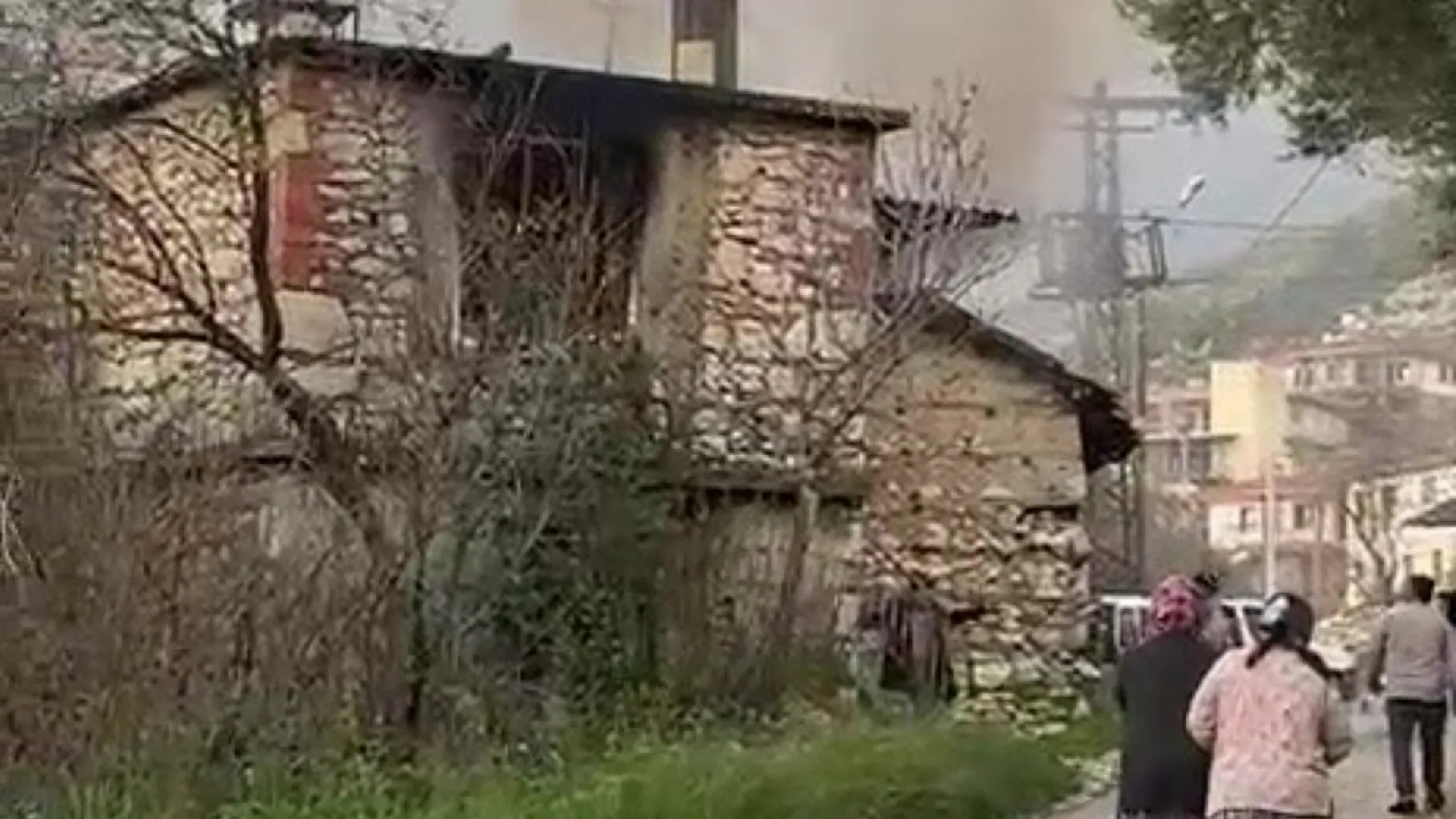 Evinde çıkan yangında ağır yaralanan yaşlı kadın hayatını kaybetti