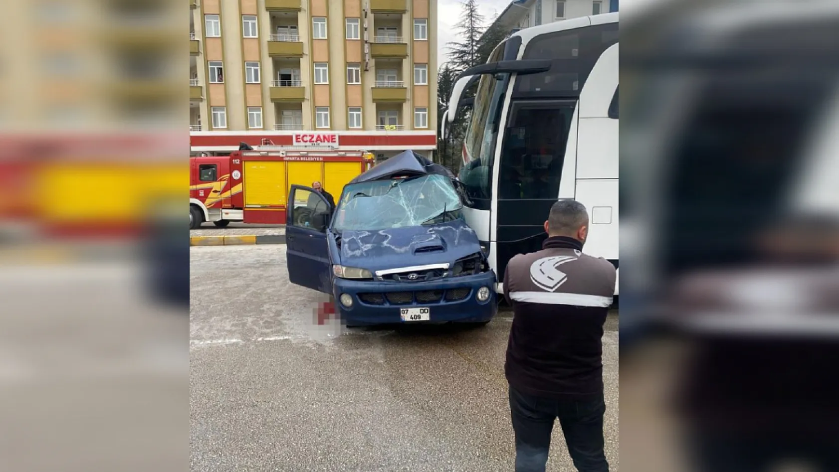 Yolcu otobüsü hafif ticari aracı biçti: 1 ölü, 2 yaralı