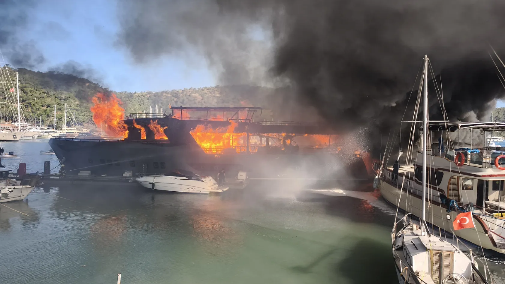 Fethiye Karagözler'de korkutan yangın: Üç tekne bir motor yat kullanılamaz hale geldi