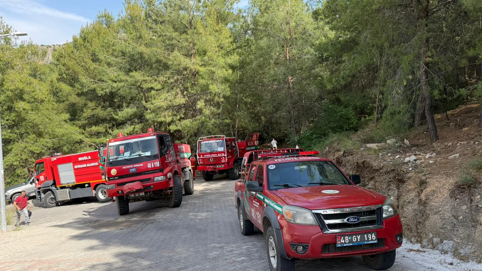 Son dakika! Fethiye'de orman yangınına havadan ve karadan müdahale