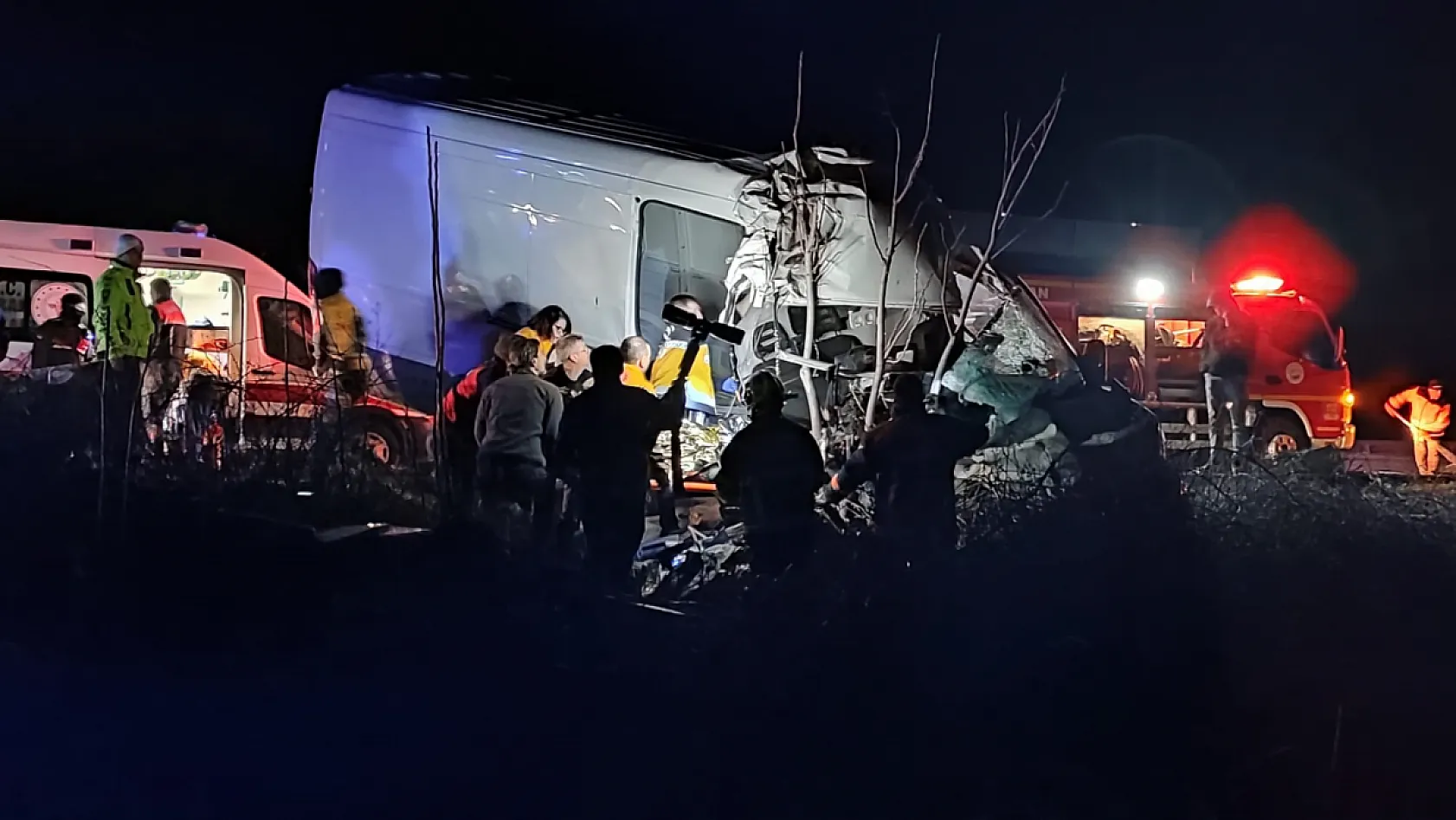 Feci Kaza: Kamyonet Tırın Dorsesine Çarptı, 2 Ölü