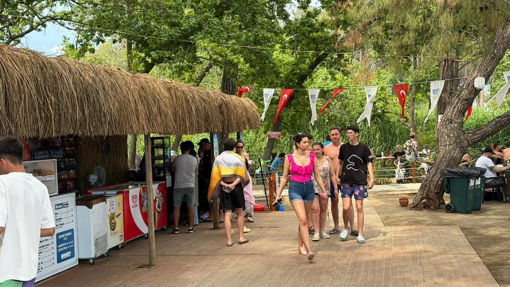 Fethiye Akmaz Plajı'na Bayram Yoğunluğu: 'Fiyatlar Uygun, İlgi Büyük'