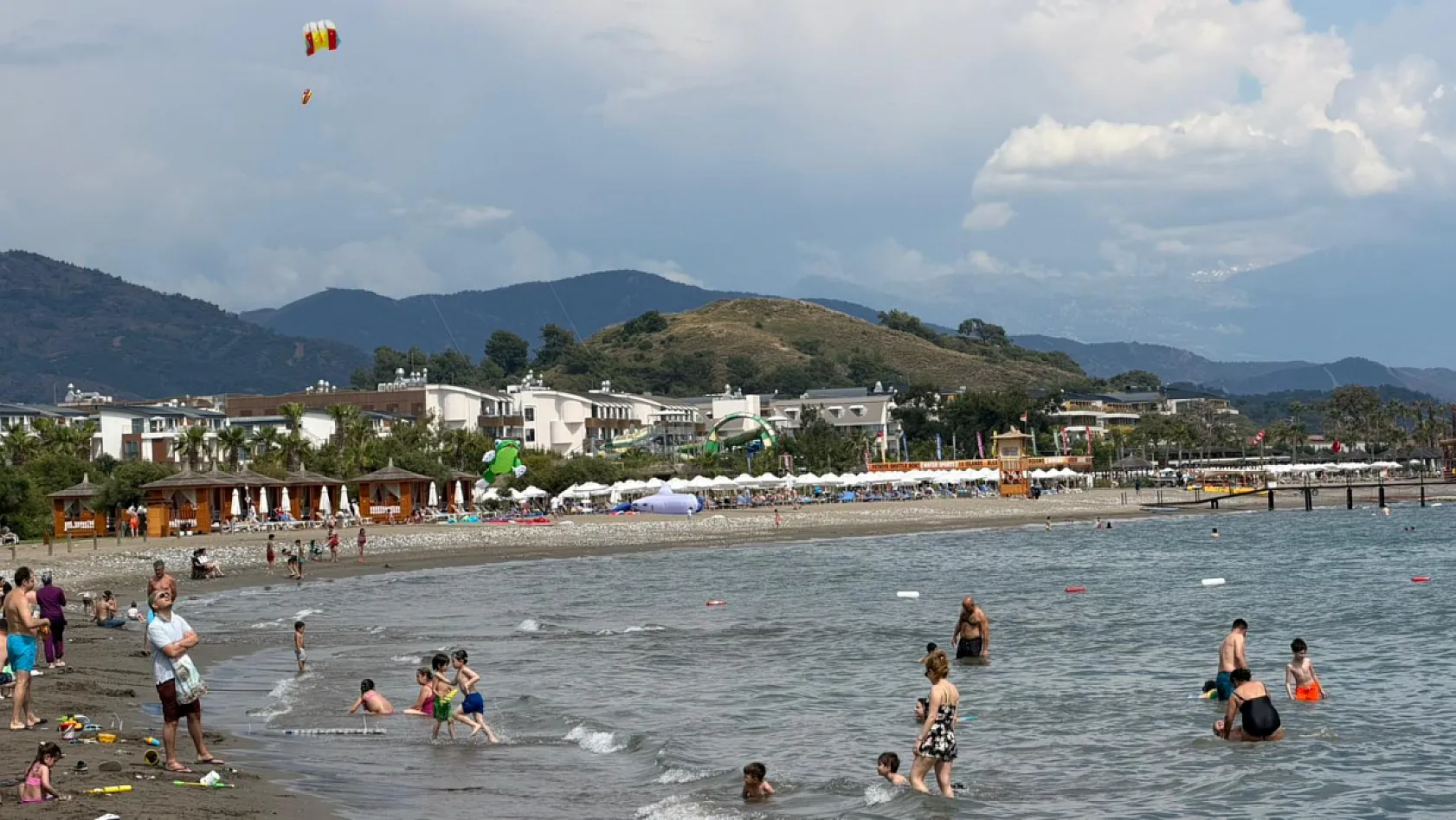Fethiye Akmaz Plajı'na Bayram Yoğunluğu: 'Fiyatlar Uygun, İlgi Büyük'