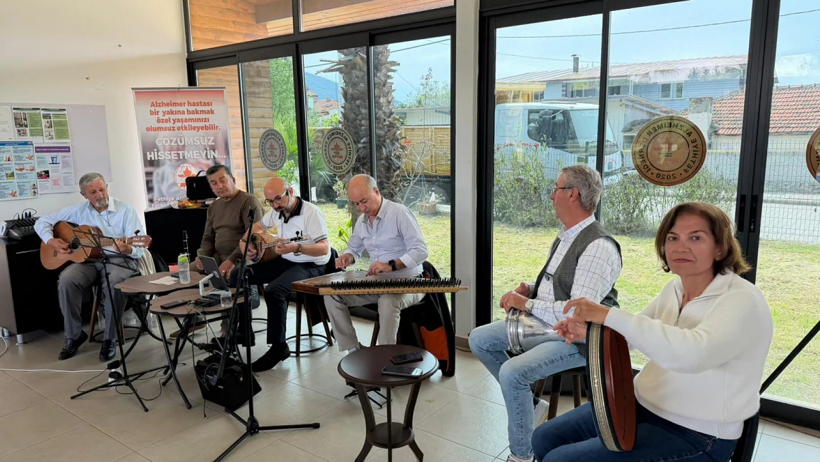 Fethiye Alzheimer Derneği'nde müzikle terapi: Yaşlılar hayata bağlanıyor