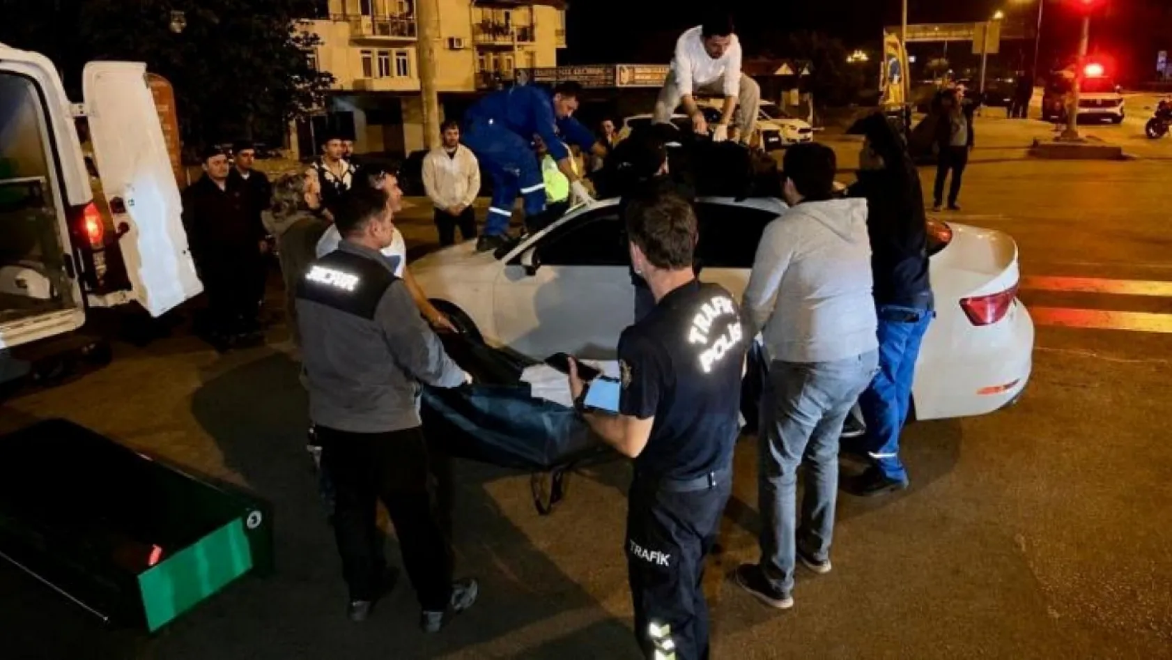 Fethiye-Antalya Karayolu'nda otomobilin üzerine savrulan motosiklet sürücüsü hayatını kaybetti