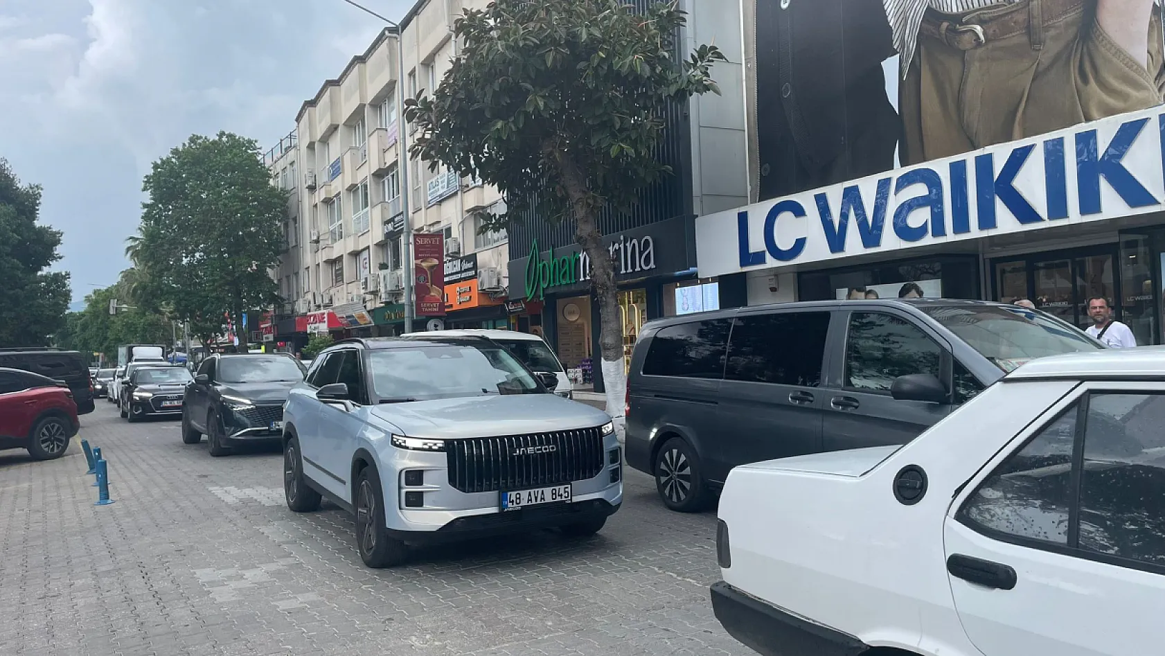 Fethiye Atatürk Caddesi en hareketli günlerinden birini yaşıyor