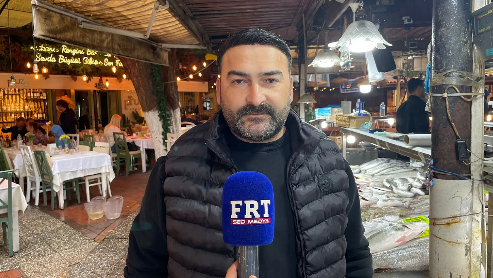 Fethiye Balık Pazarı'nda tezgah, mutfak ve müşteri buluşması