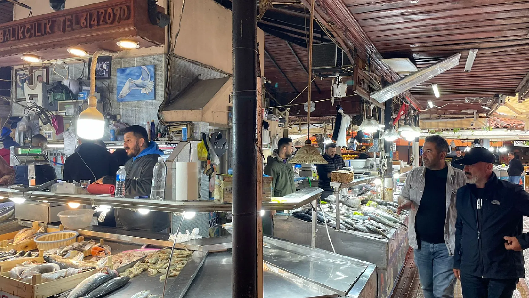 Fethiye Balık Pazarı'nda tezgah, mutfak ve müşteri buluşması