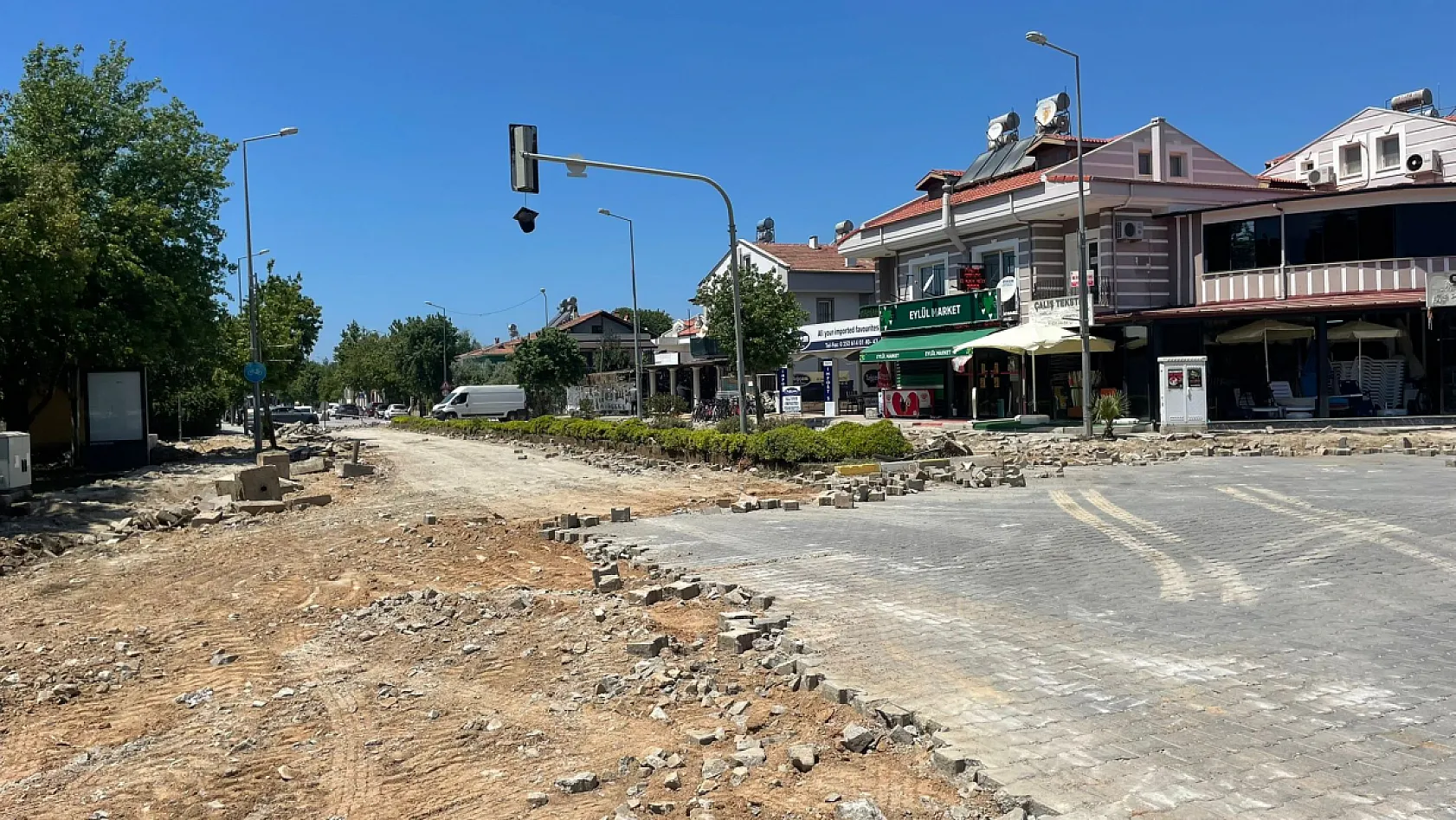 Fethiye Belediyesi Yerguzlar Caddesi'nde parke yenileme çalışmasına başladı