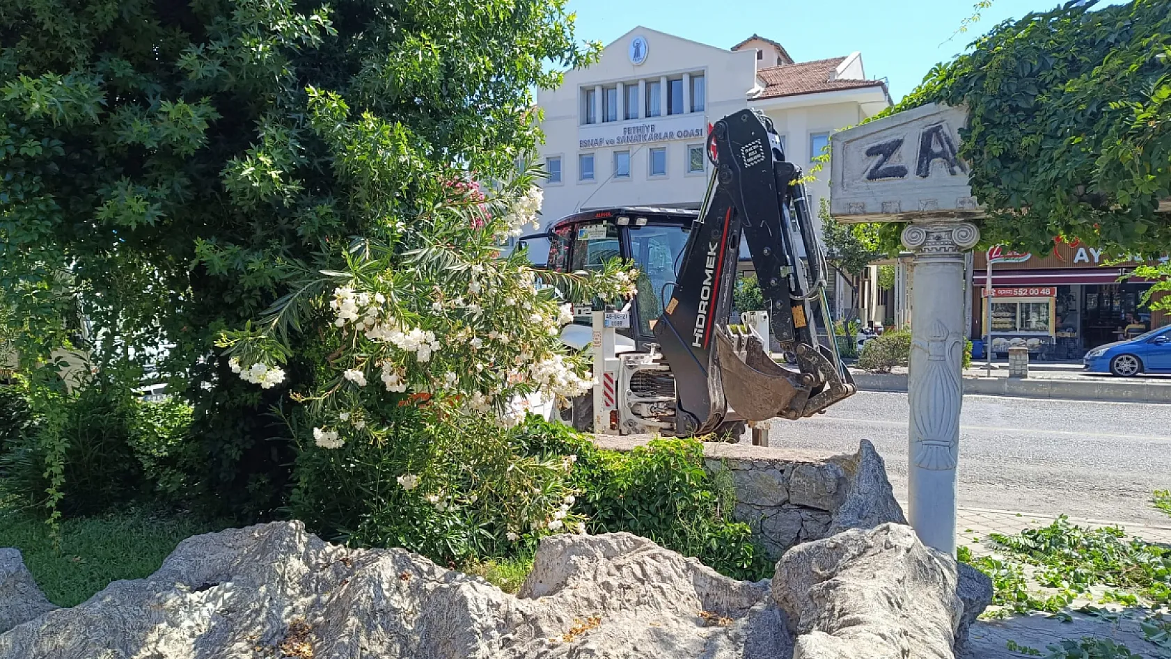 Fethiye Belediyesi'nden Zakkum Parkı'nda Peyzaj Düzenlemesi