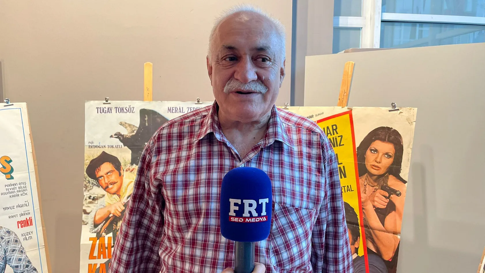 Fethiye Belgesel Günleri'nde sinema afişleri sergisi ilgi görüyor
