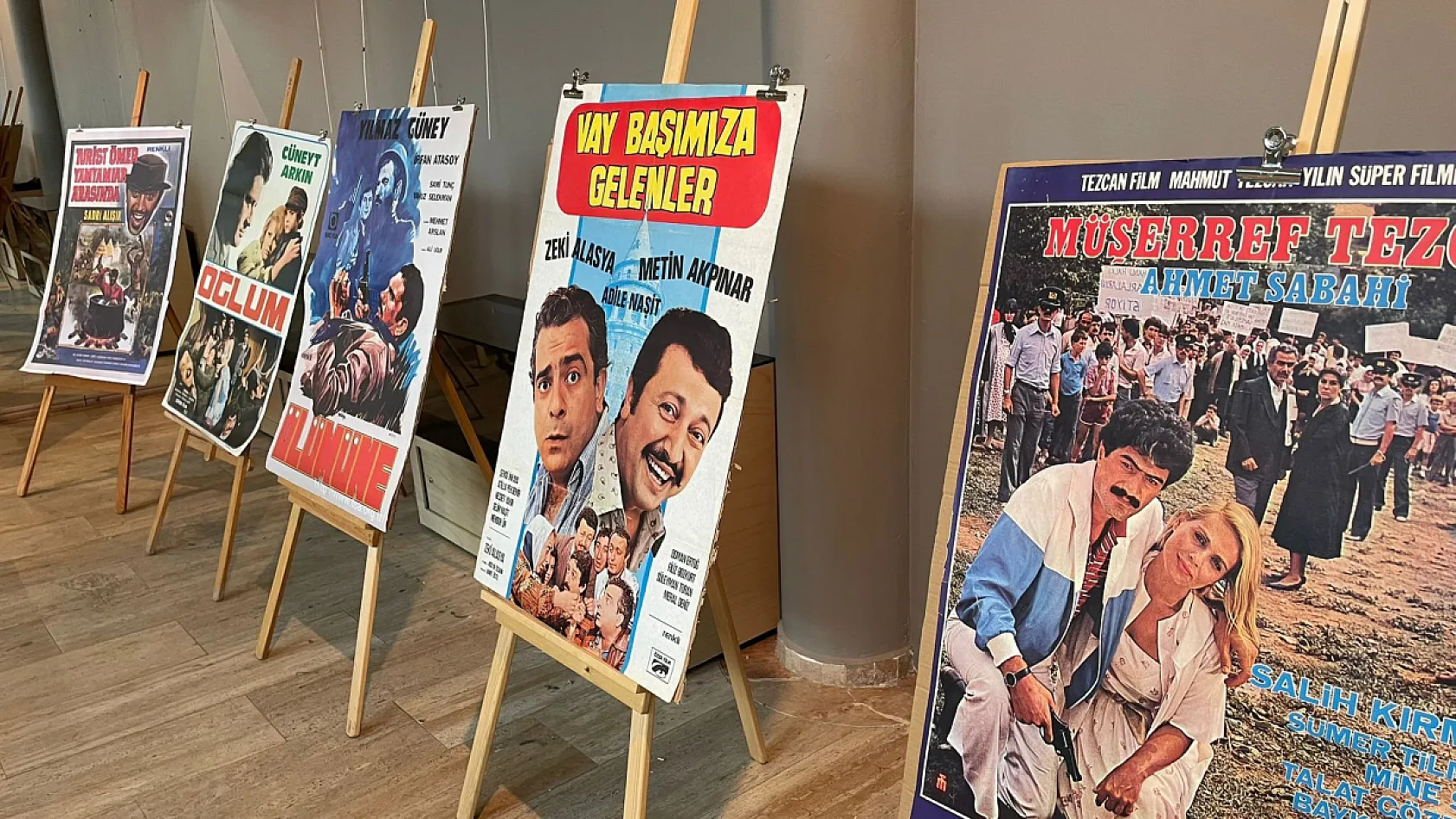 Fethiye Belgesel Günleri'nde sinema afişleri sergisi ilgi görüyor