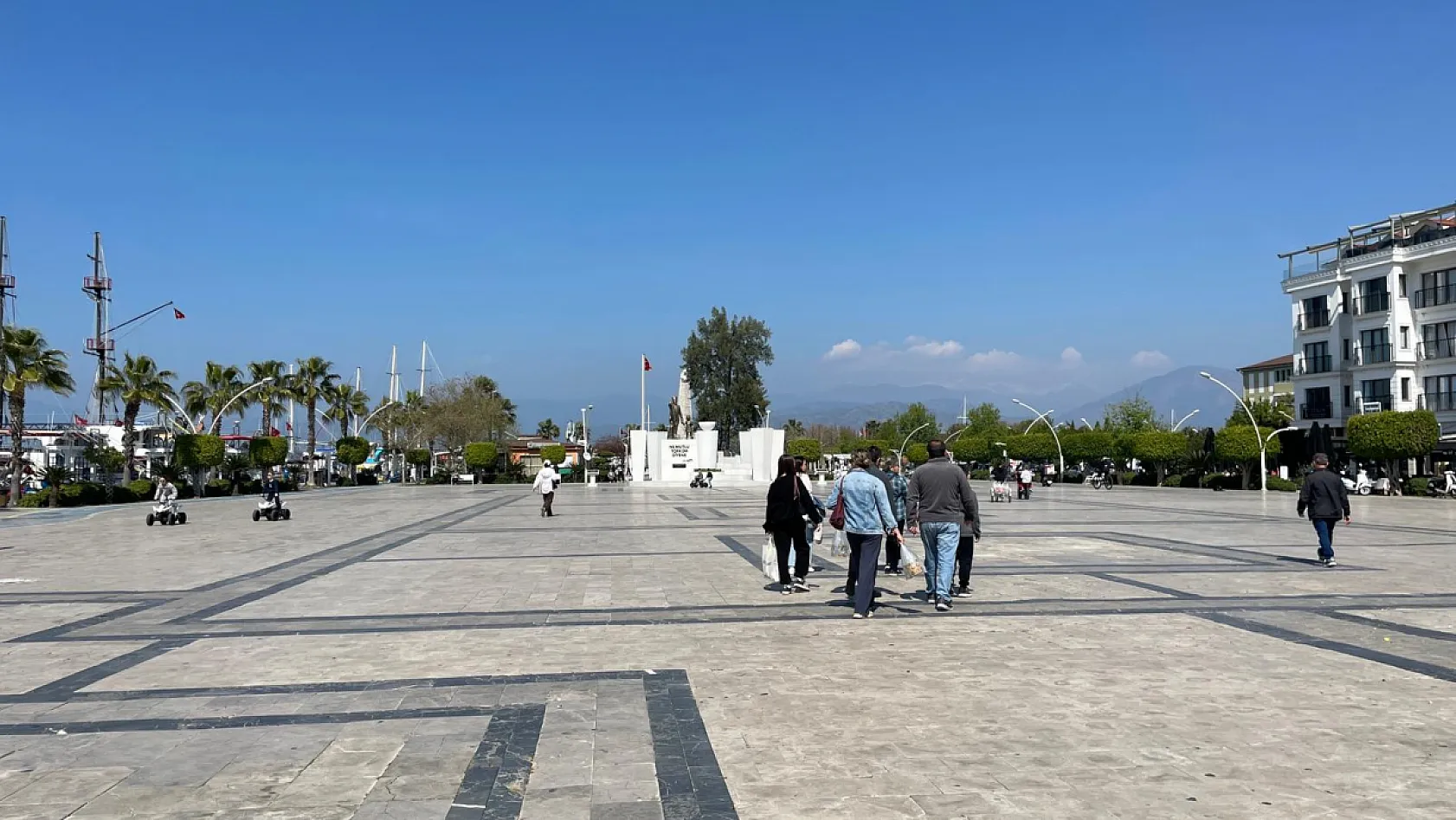 Fethiye Beşkaza Meydanı'nda bahar neşesi: Çocuk kahkahalarıyla dolu