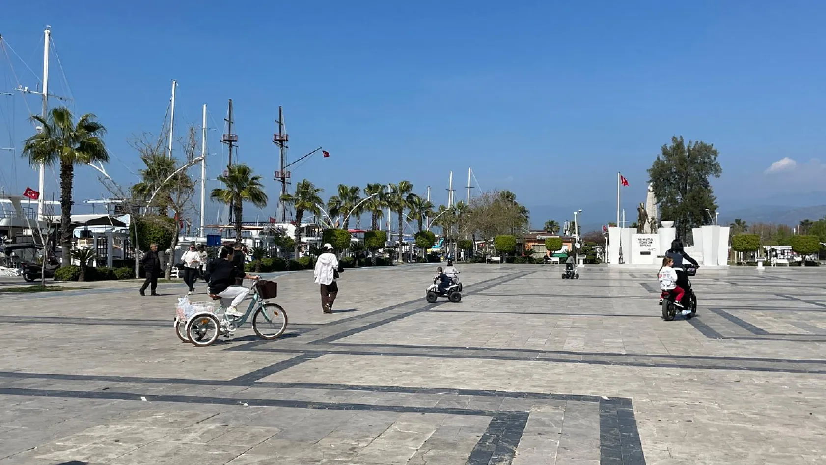 Fethiye Beşkaza Meydanı'nda bahar neşesi: Çocuk kahkahalarıyla dolu