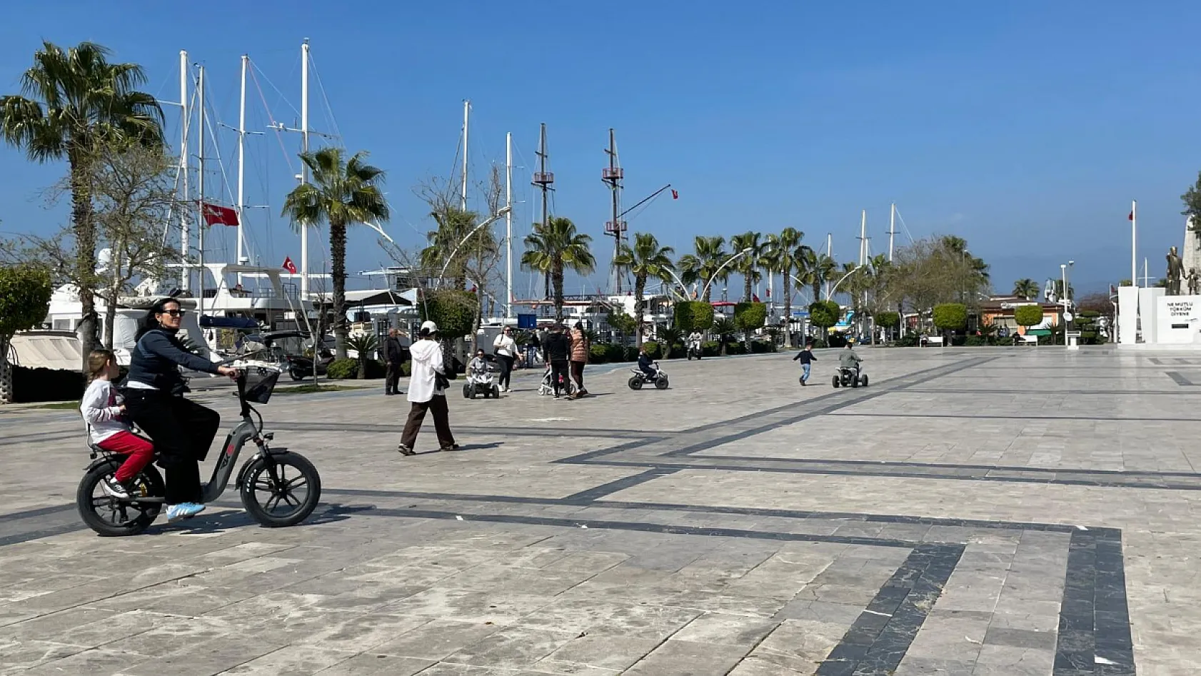 Fethiye Beşkaza Meydanı'nda bahar neşesi: Çocuk kahkahalarıyla dolu