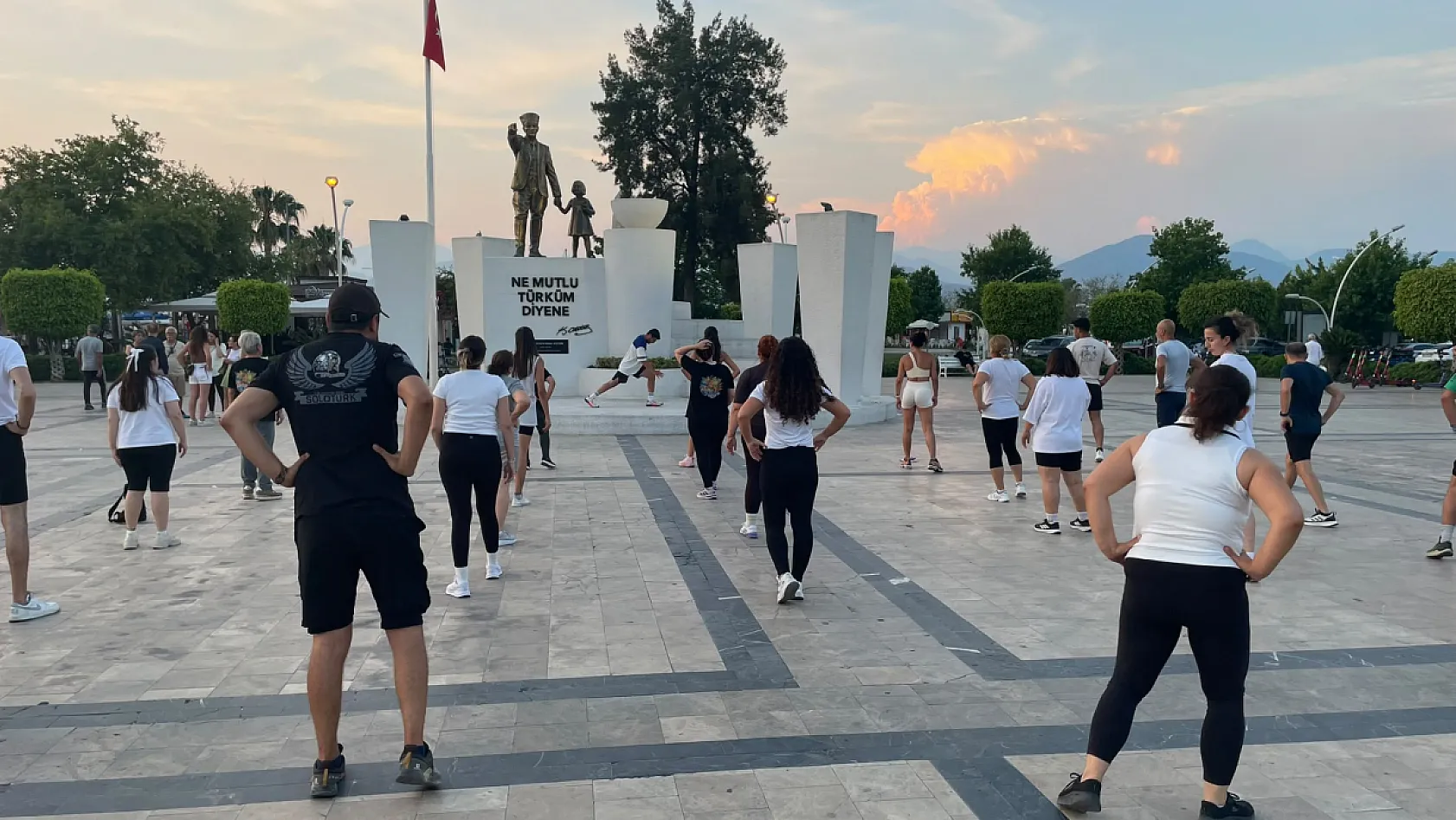 Fethiye Beşkaza Meydanı'nda her pazartesi ve perşembe spor var