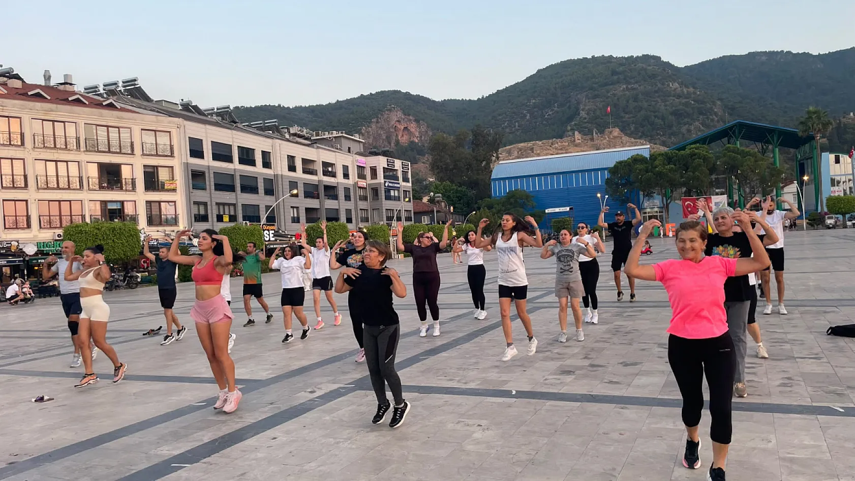 Fethiye Beşkaza Meydanı'nda her pazartesi ve perşembe spor var