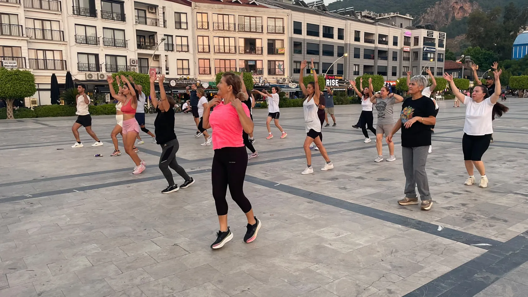 Fethiye Beşkaza Meydanı'nda her pazartesi ve perşembe spor var