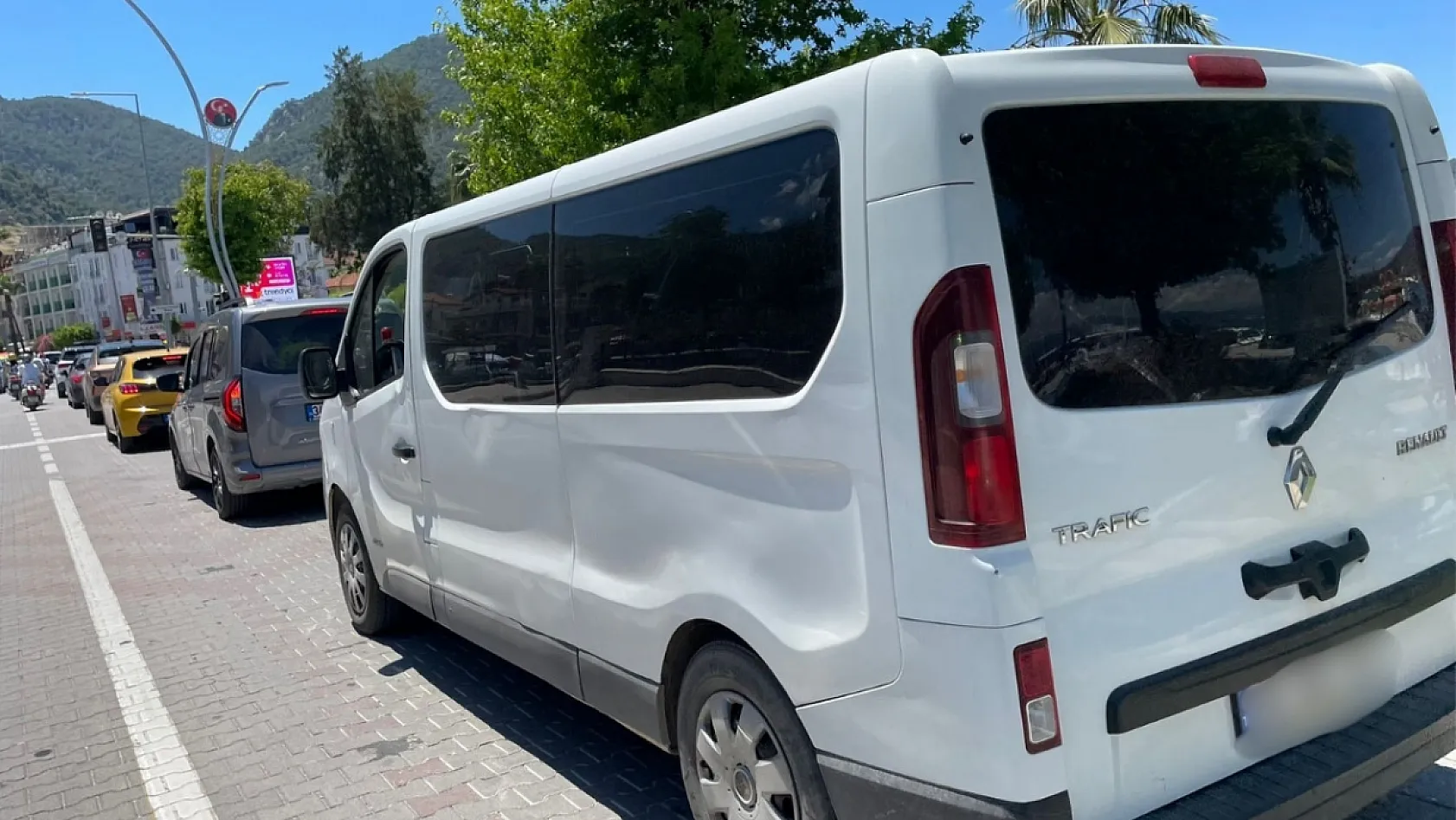 Fethiye Cahit Gündüz Caddesi'nde trafik kilitlendi