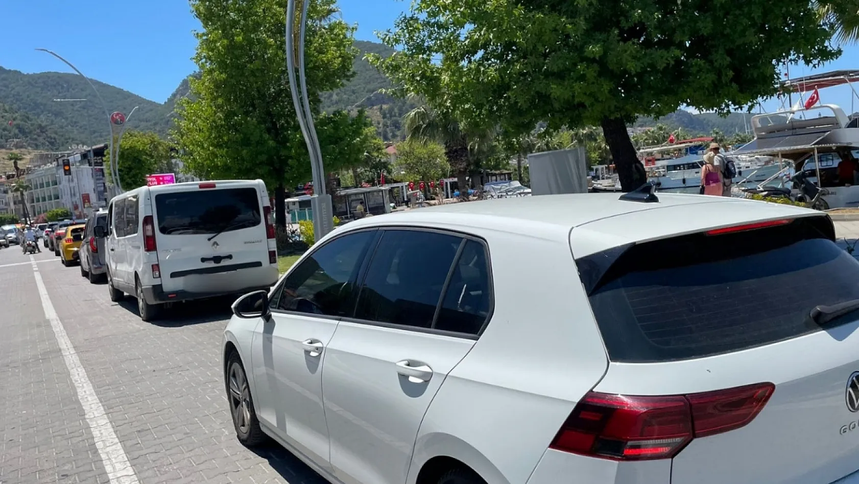 Fethiye Cahit Gündüz Caddesi'nde trafik kilitlendi