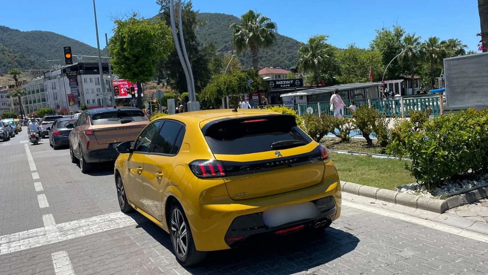 Fethiye Cahit Gündüz Caddesi'nde trafik kilitlendi