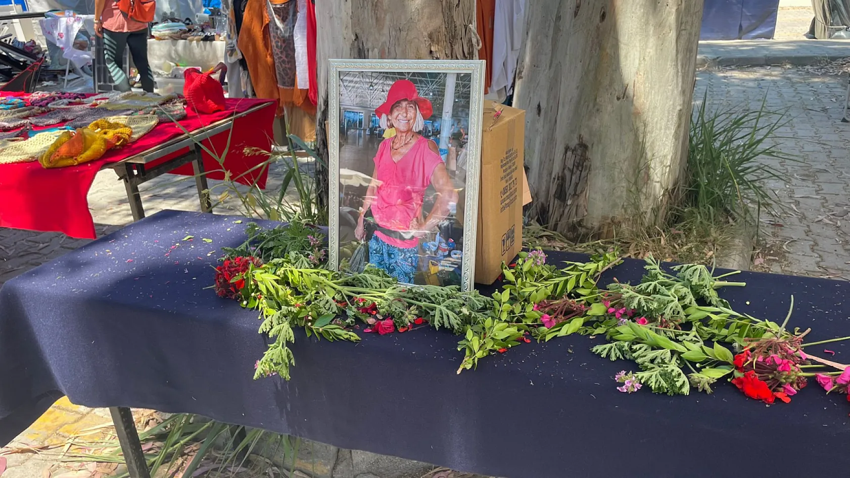 Fethiye Çalış 2. El Pazarı'nda hüzün: Tezgahı çiçeklerle donattılar