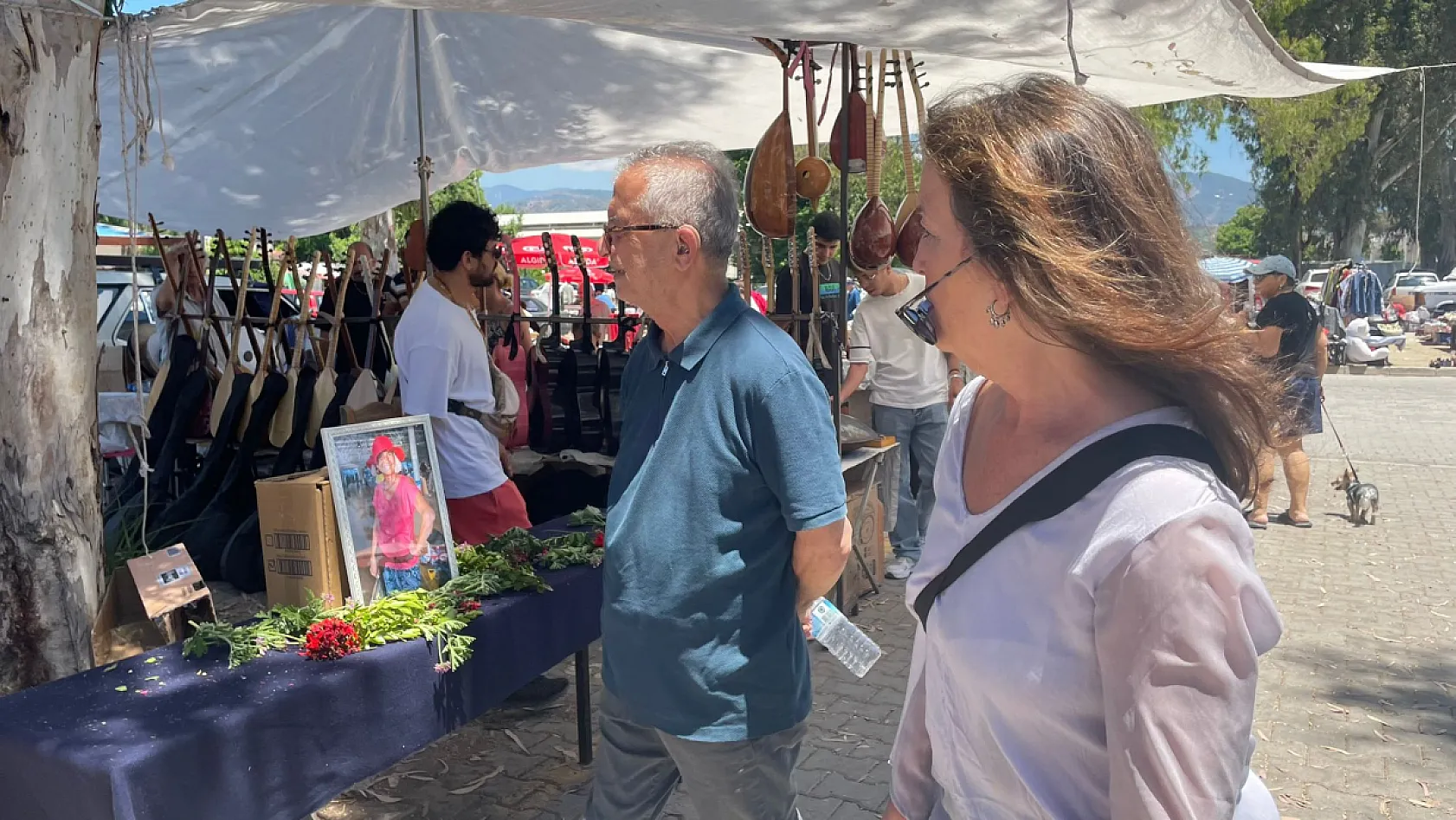 Fethiye Çalış 2. El Pazarı'nda hüzün: Tezgahı çiçeklerle donattılar