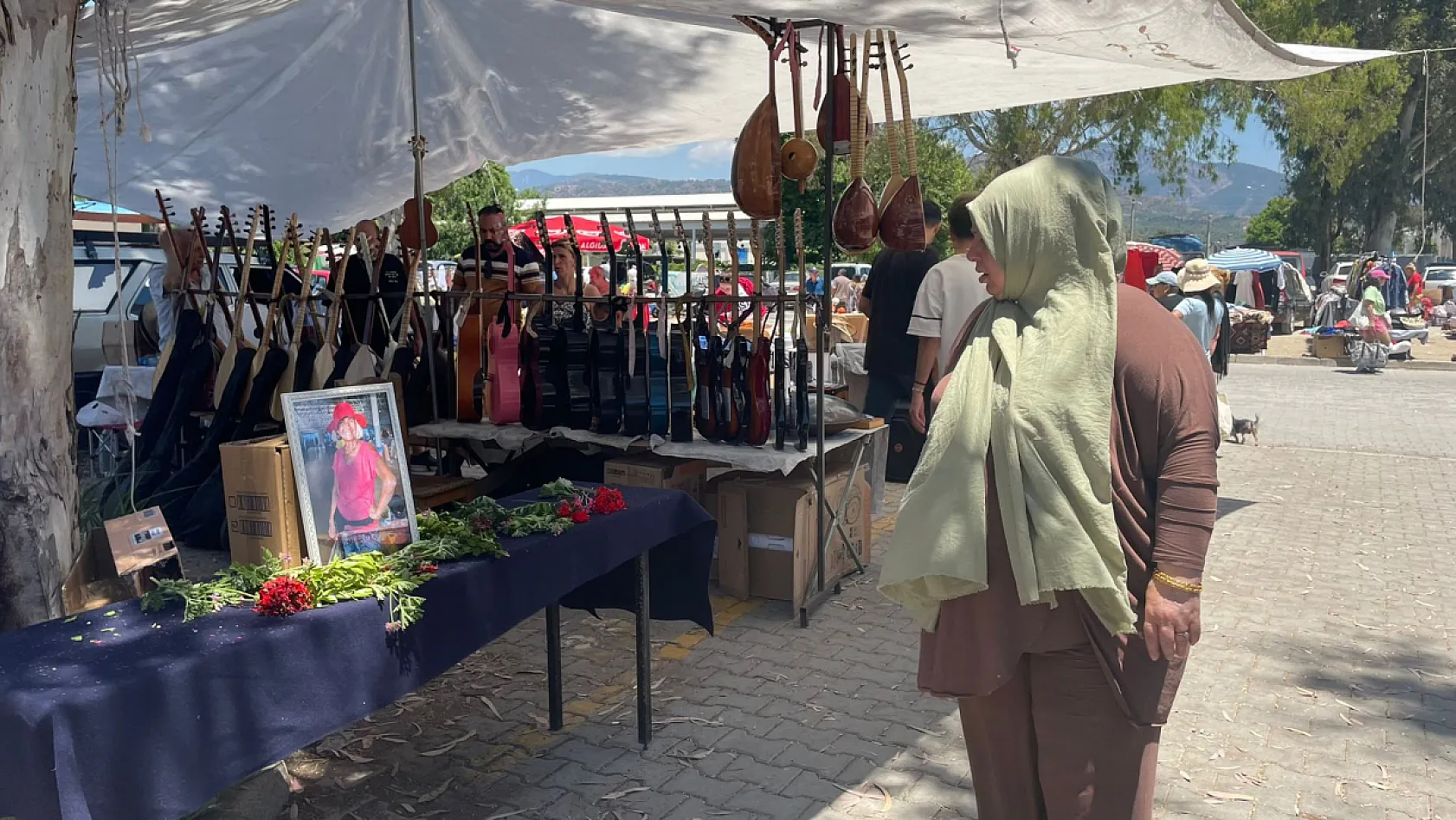 Fethiye Çalış 2. El Pazarı'nda hüzün: Tezgahı çiçeklerle donattılar