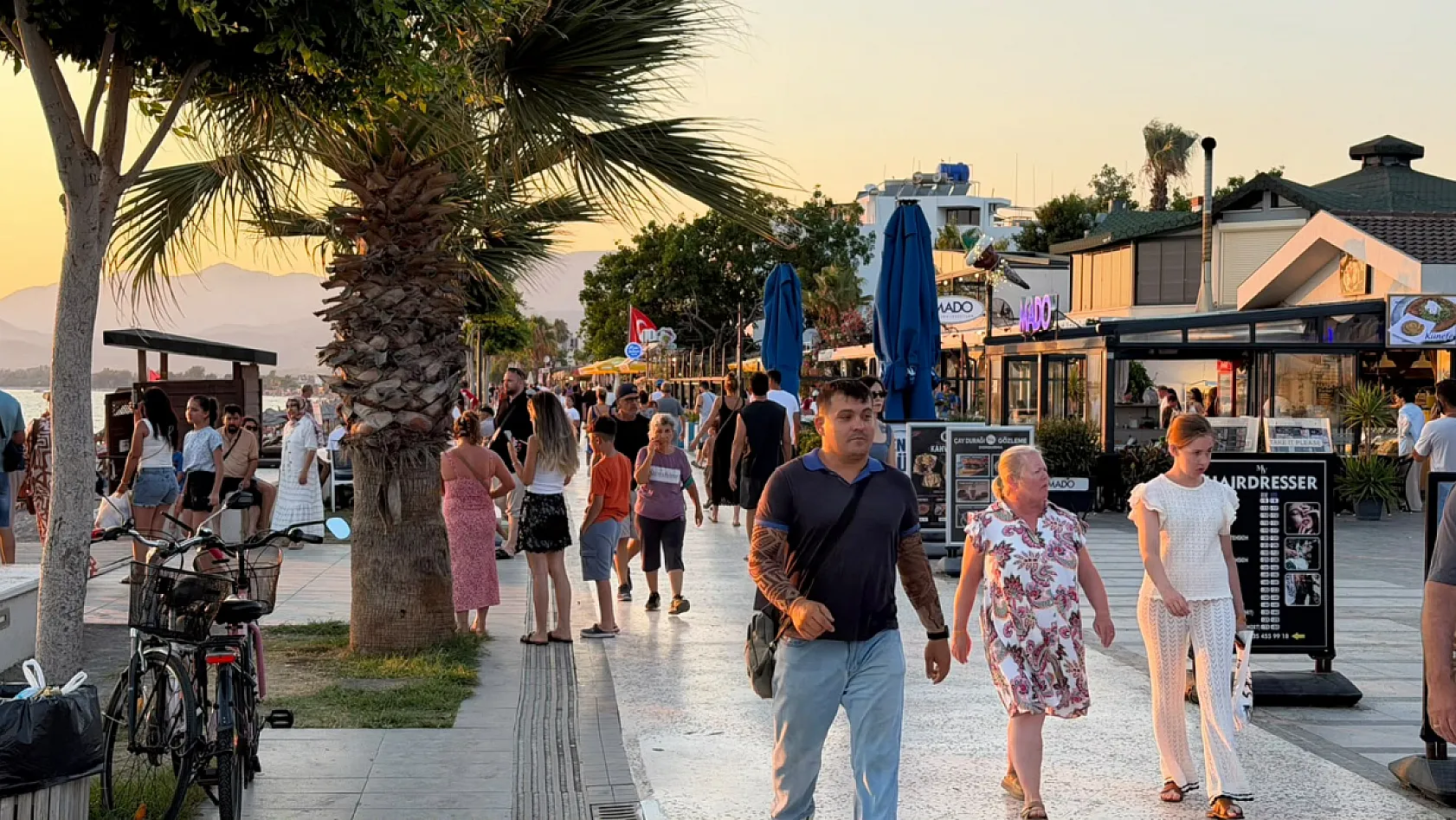 Fethiye Çalış Plajı'nda akşam hareketliliği: Vatandaşlar serinliği sahilde aradı