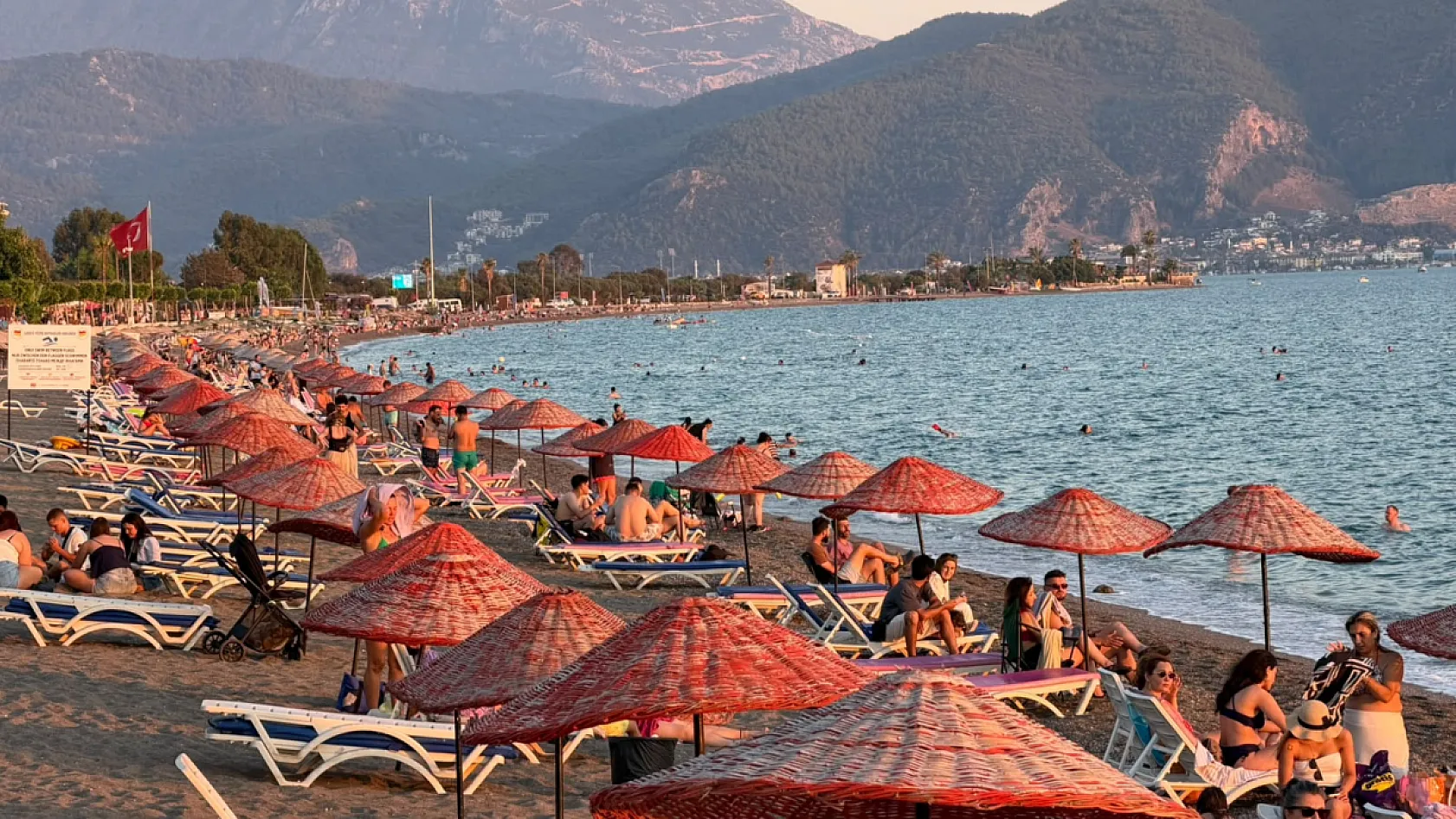 Fethiye Çalış Plajı'nda akşam hareketliliği: Vatandaşlar serinliği sahilde aradı