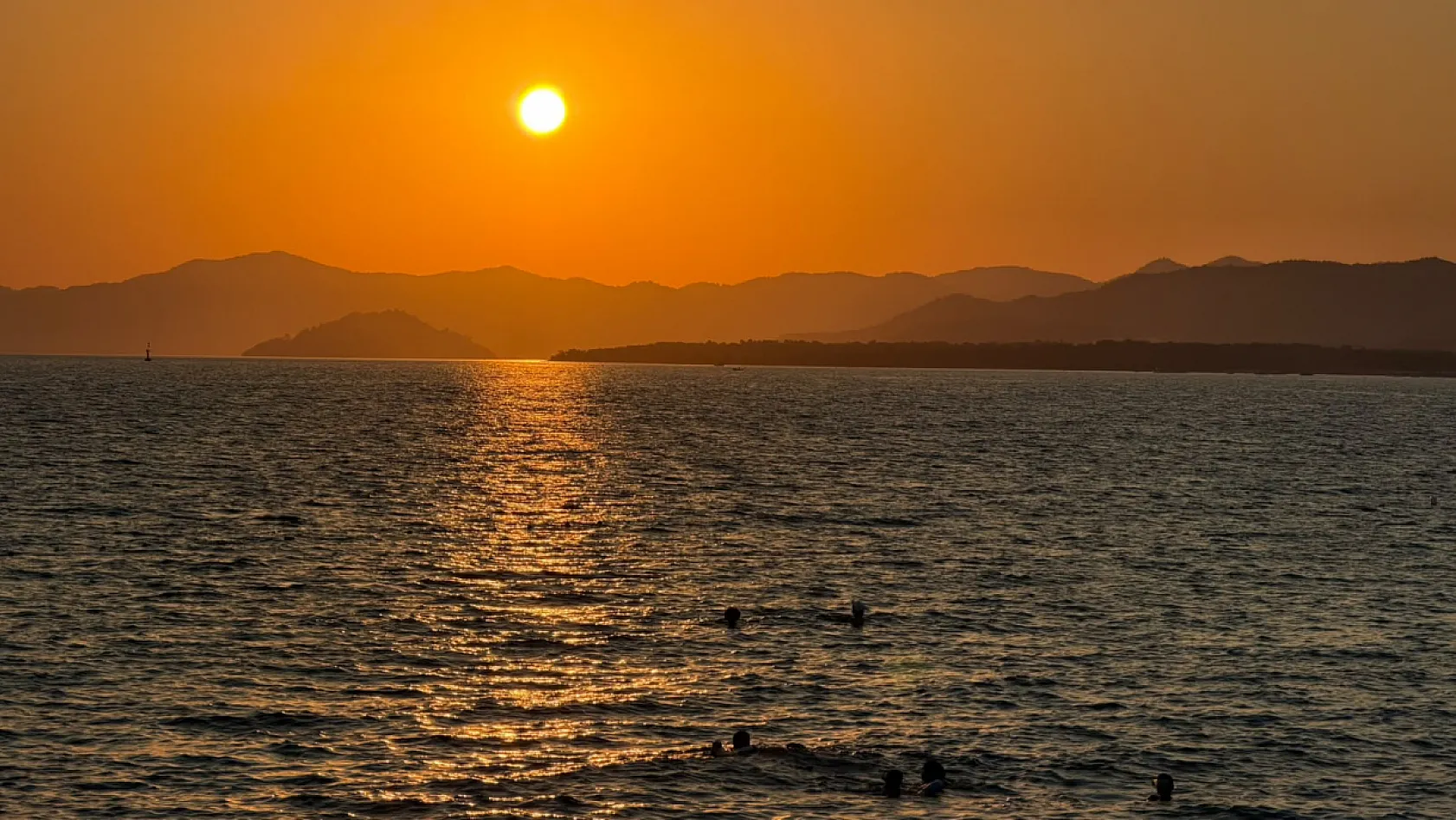Fethiye Çalış Plajı'nda akşam hareketliliği: Vatandaşlar serinliği sahilde aradı