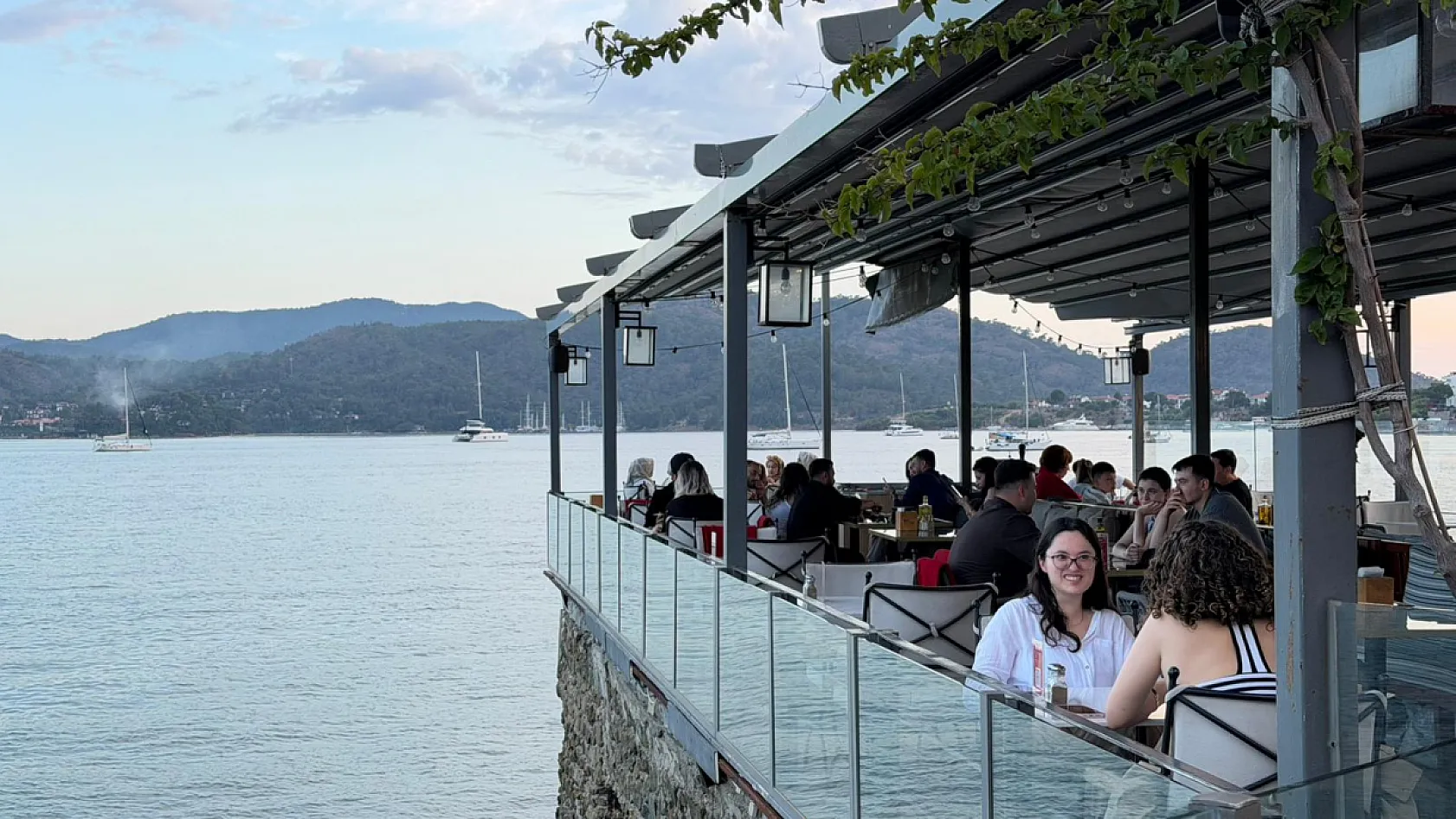 Fethiye Çalış Şat Burnu'ndaki Big Chefs'te bayram yoğunluğu yaşanıyor