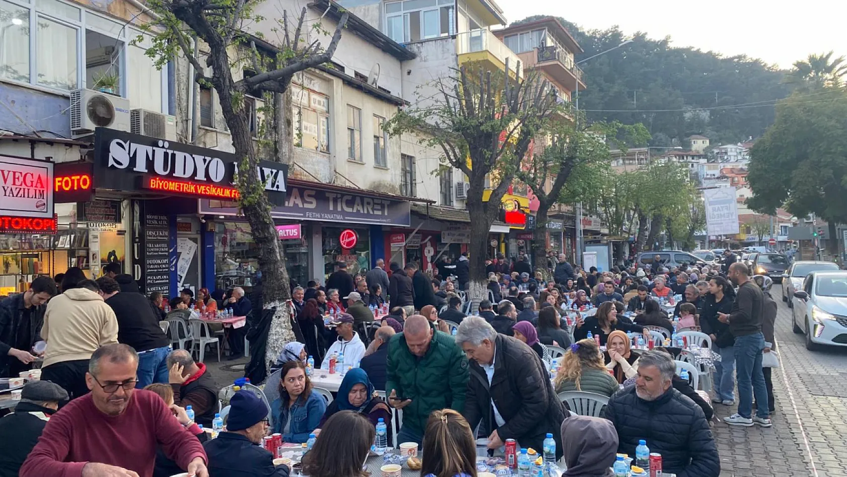 Fethiye Çarşı Caddesi esnafı geleneksel iftar sofrasını kurdu
